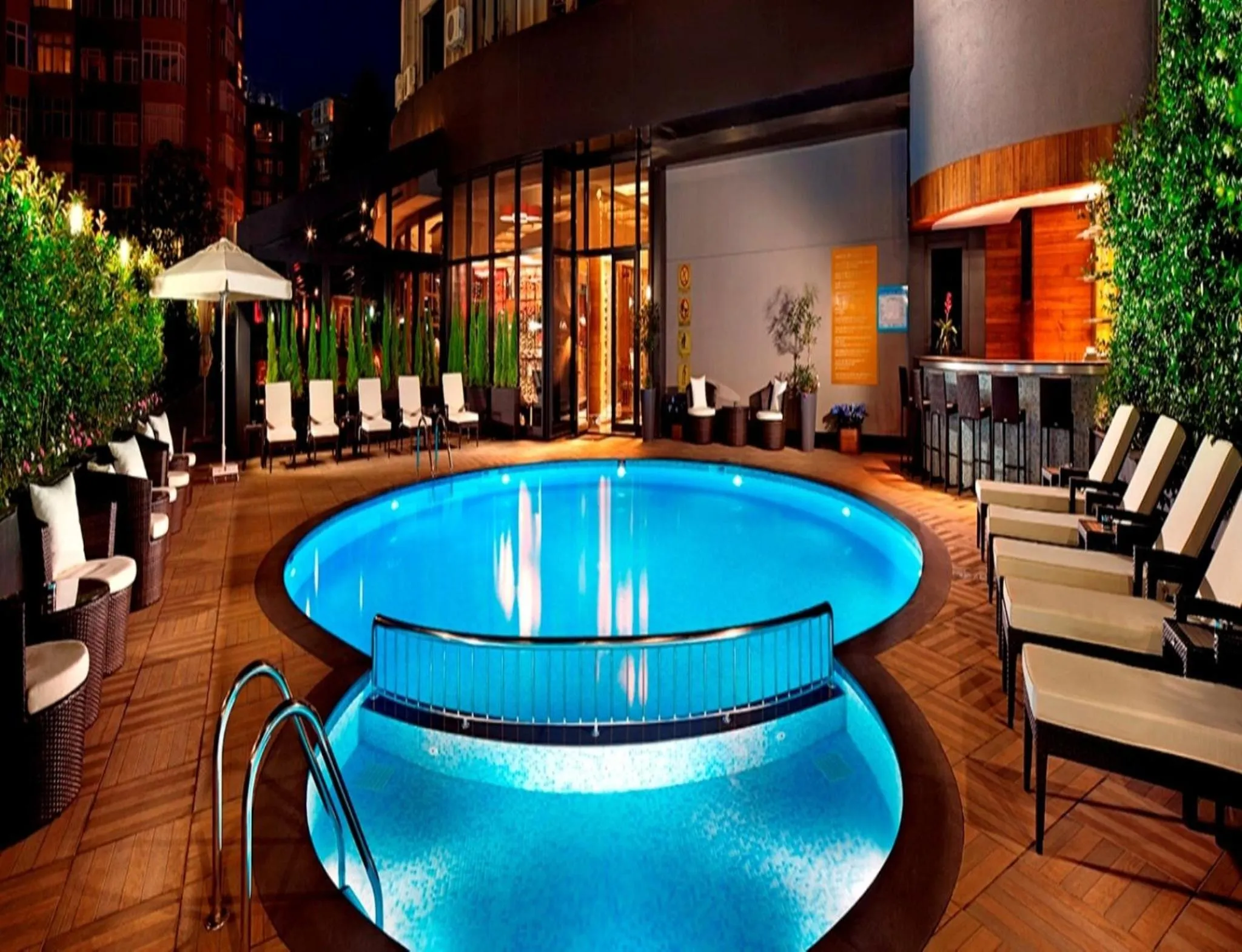 Swimming pool in Surmeli Istanbul Hotel