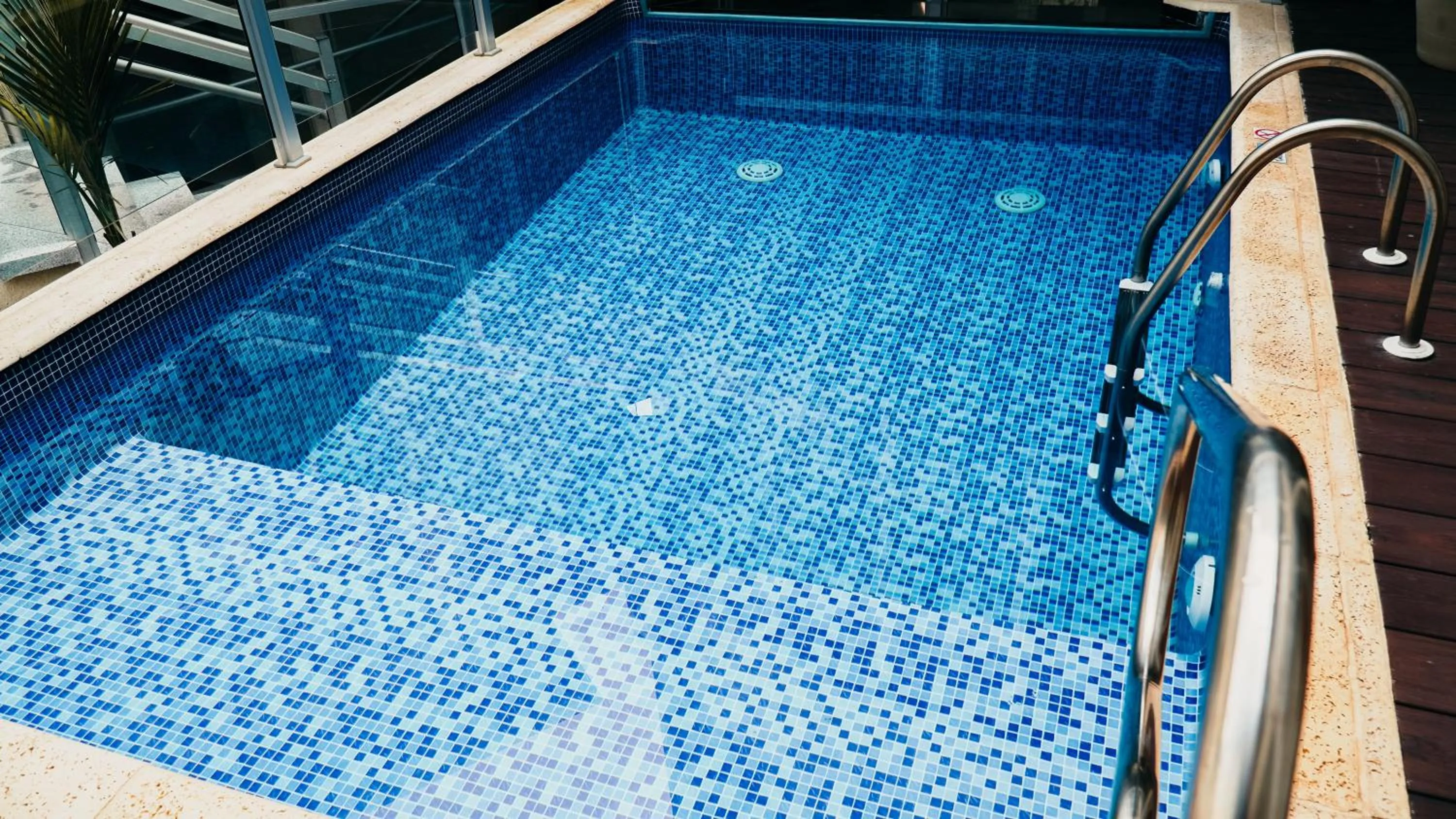 Swimming pool in Ferian Plaza Hotel