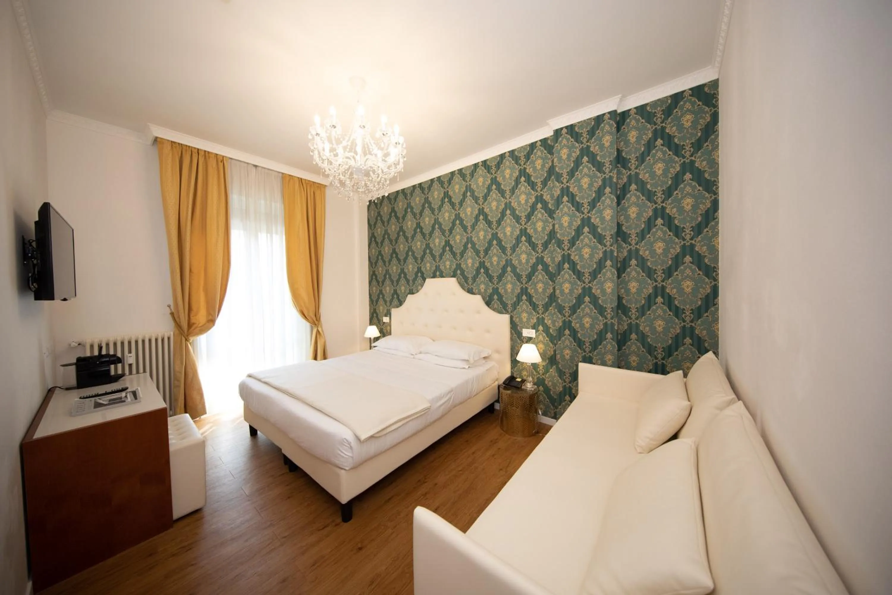 Photo of the whole room, Bed in Hotel Re Enzo