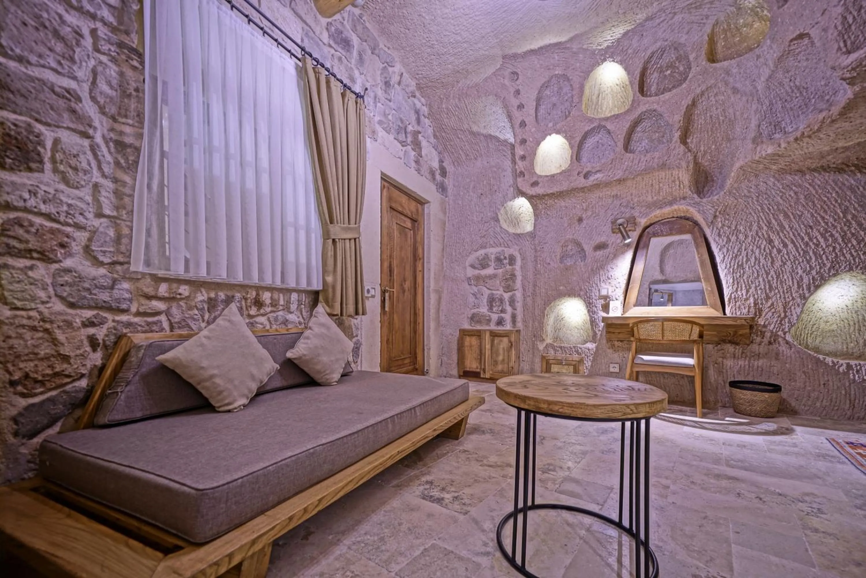 Seating area, Bed in Kappadoks Cave Hotel