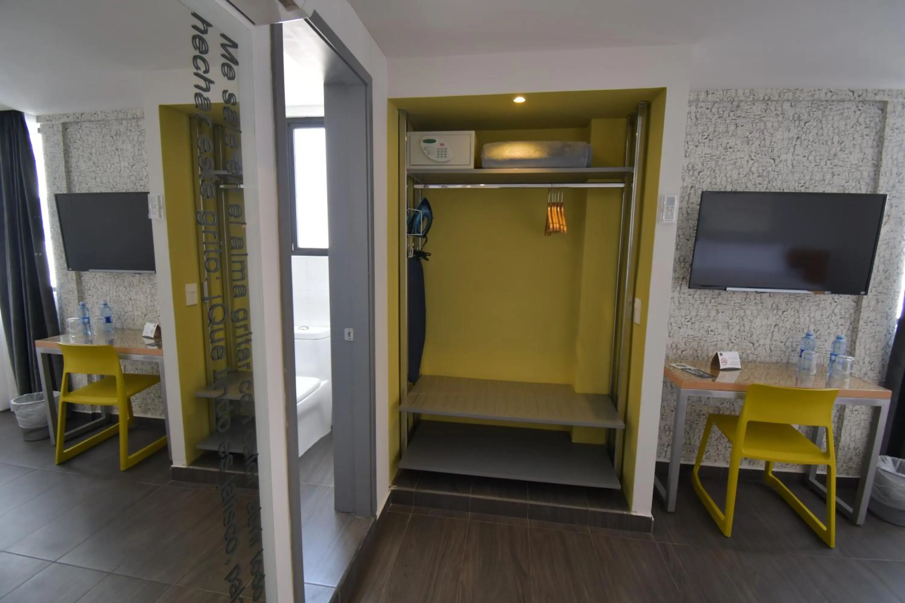 TV and multimedia in Hotel Perla Central