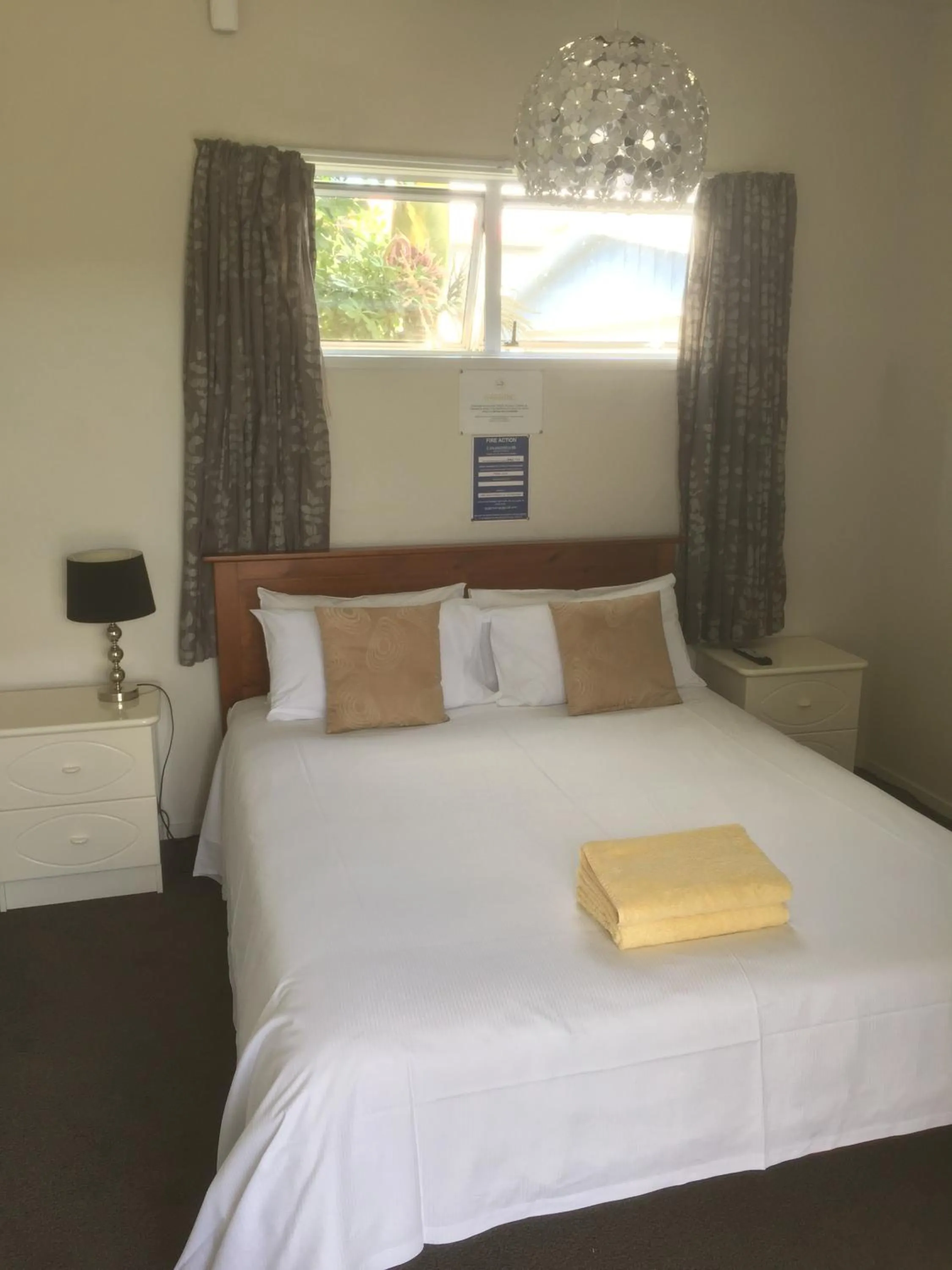 Photo of the whole room in Orewa Pillows Lodge