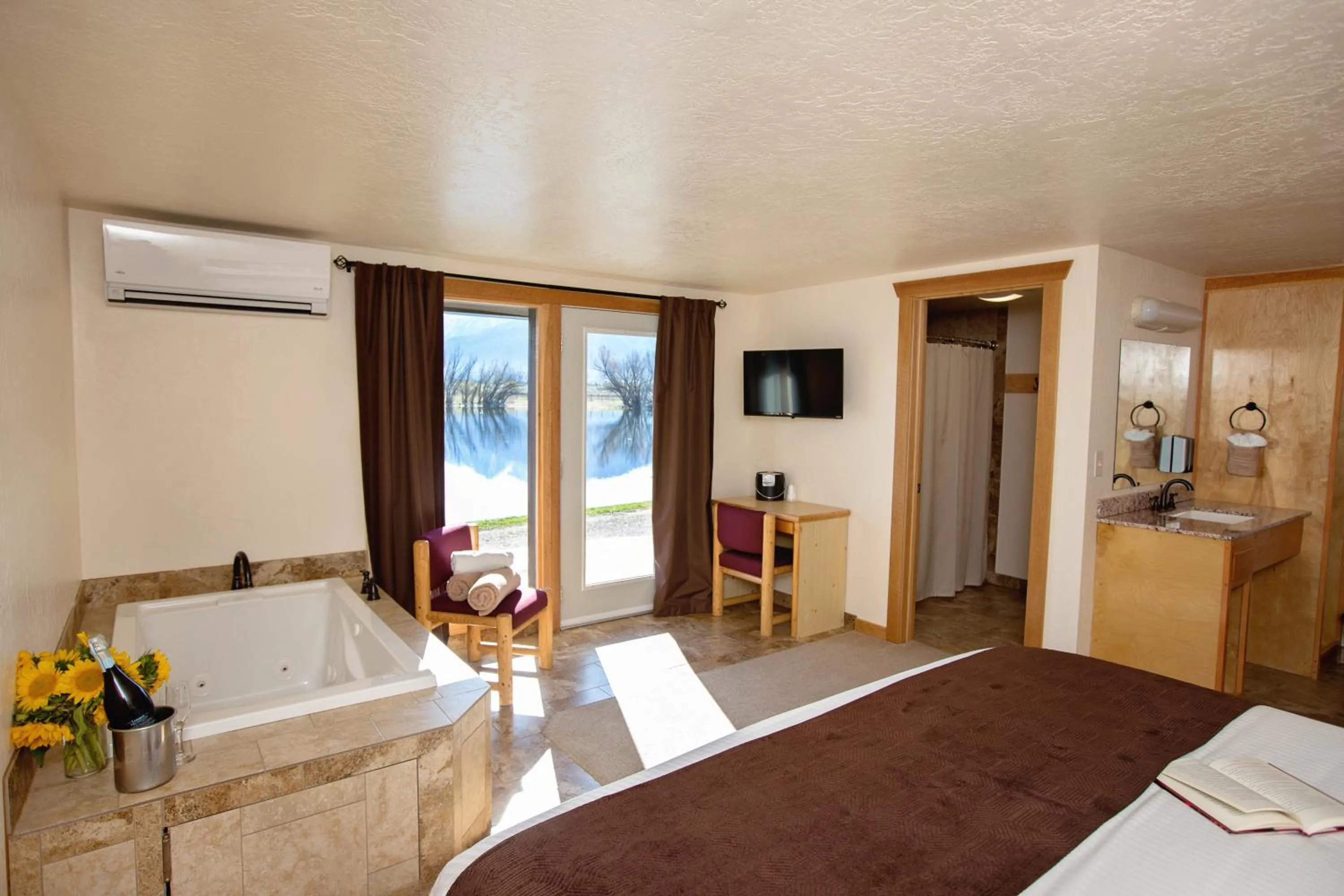 Photo of the whole room, Bed in Ninepipes Lodge