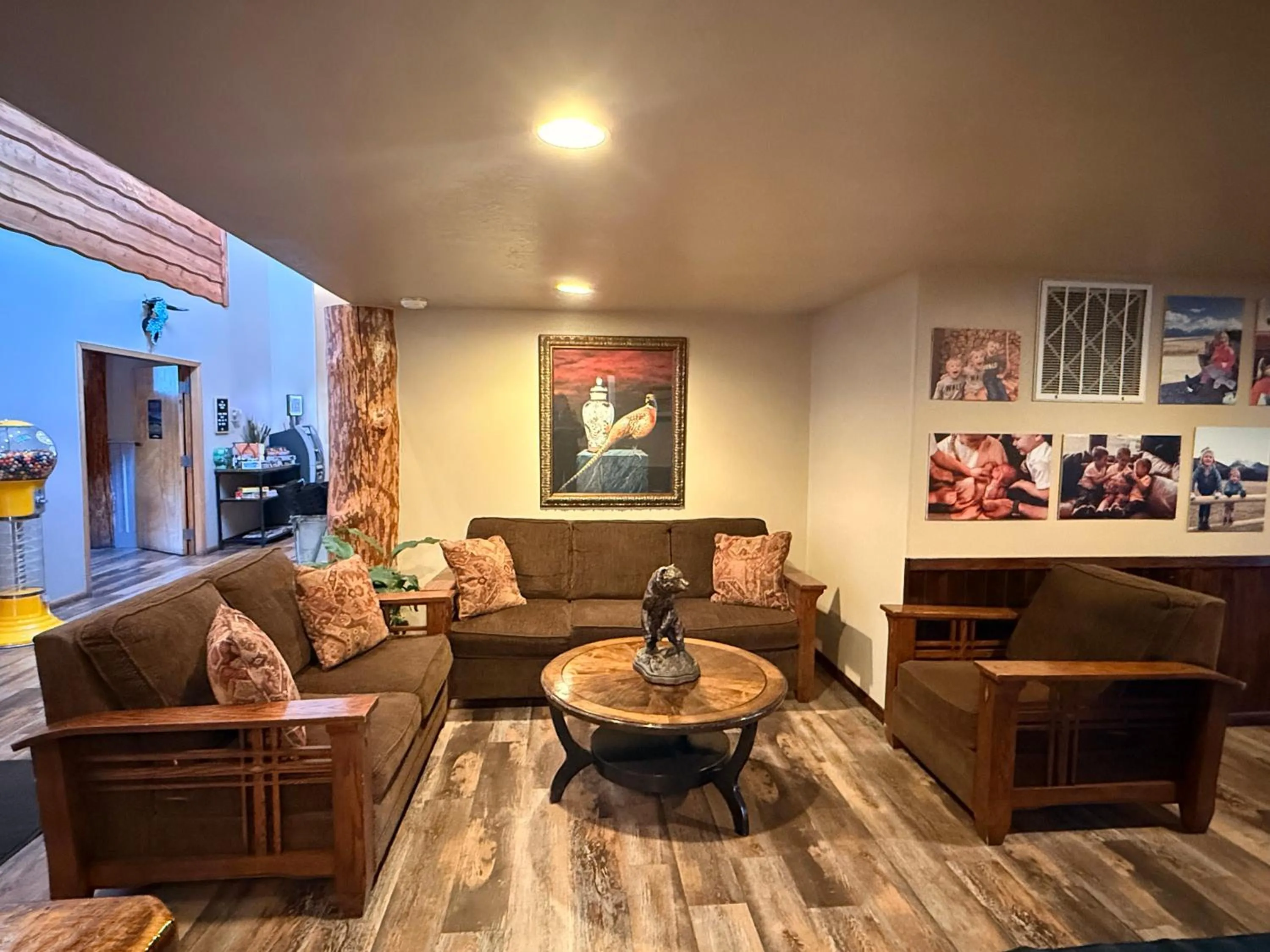 Seating area in Ninepipes Lodge