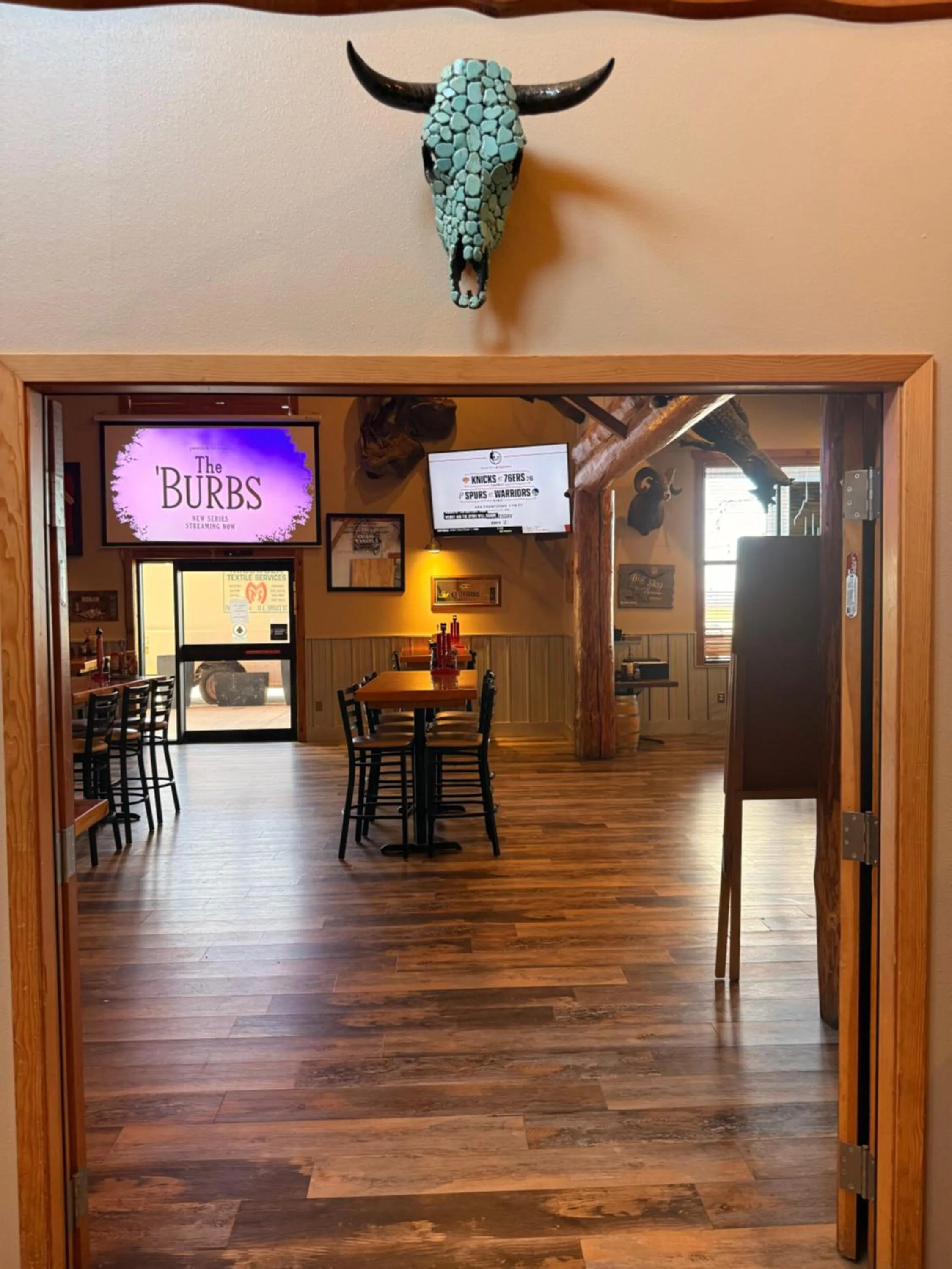 Lounge or bar in Ninepipes Lodge