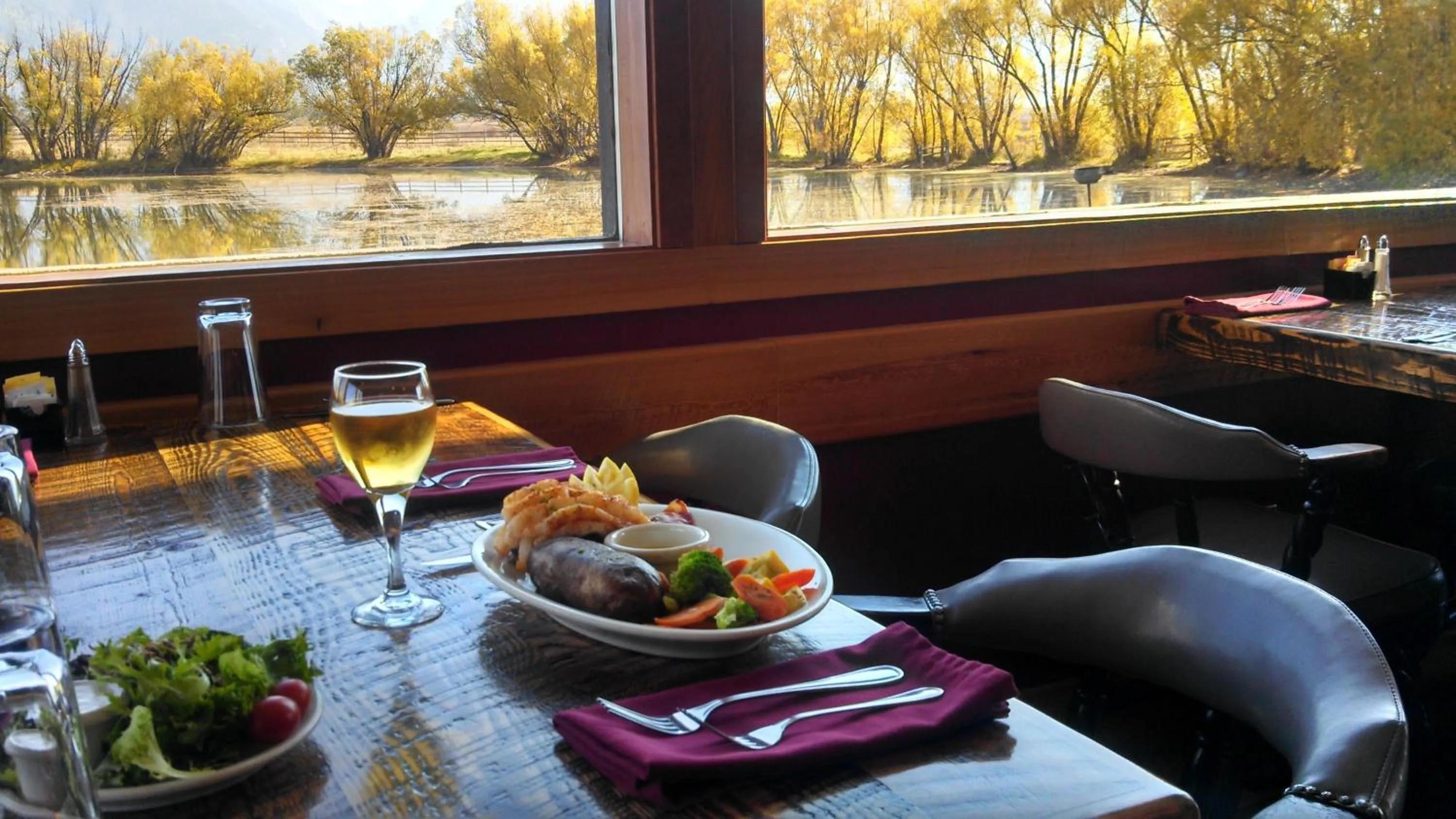 Restaurant/places to eat in Ninepipes Lodge