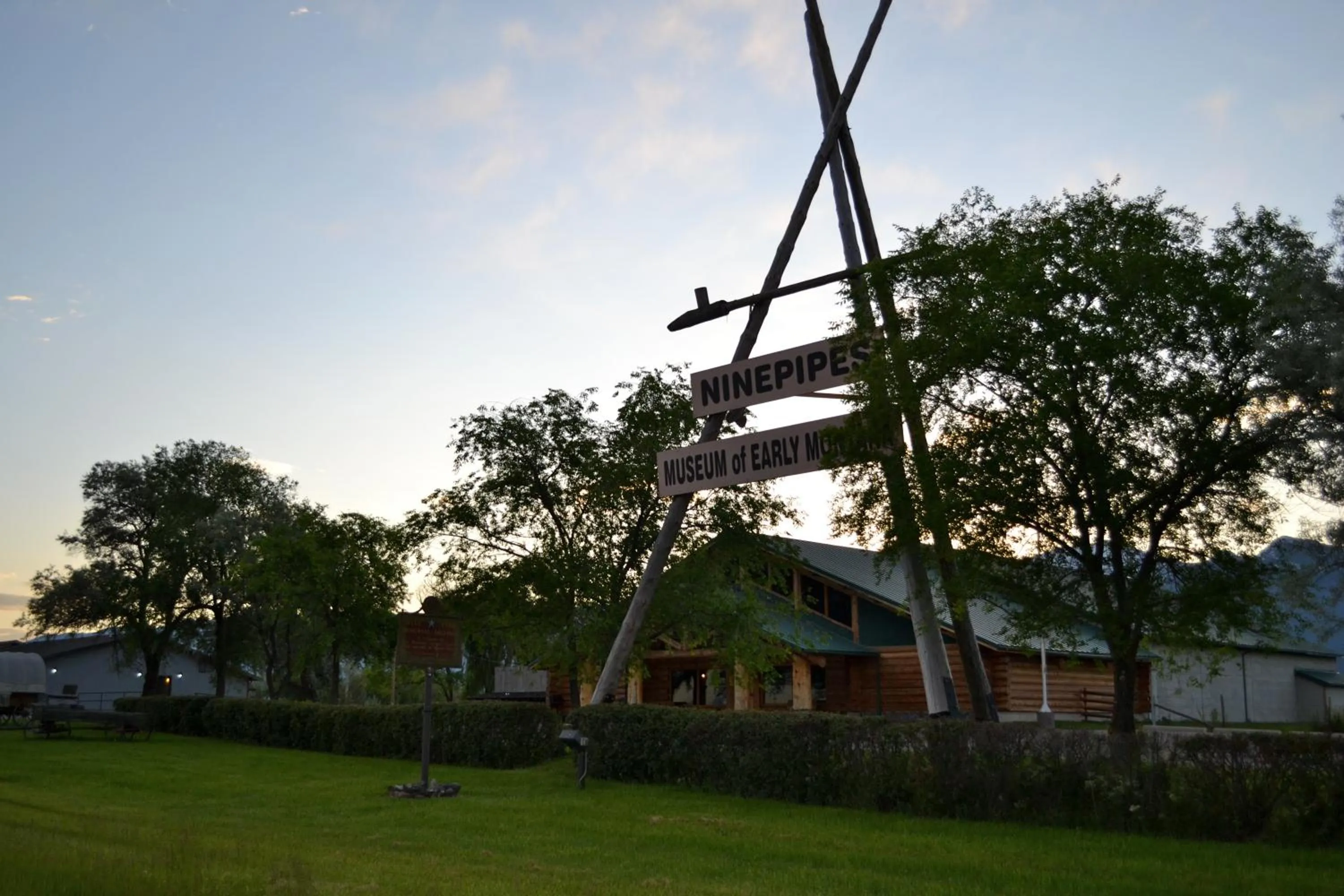 Facade/entrance in Ninepipes Lodge