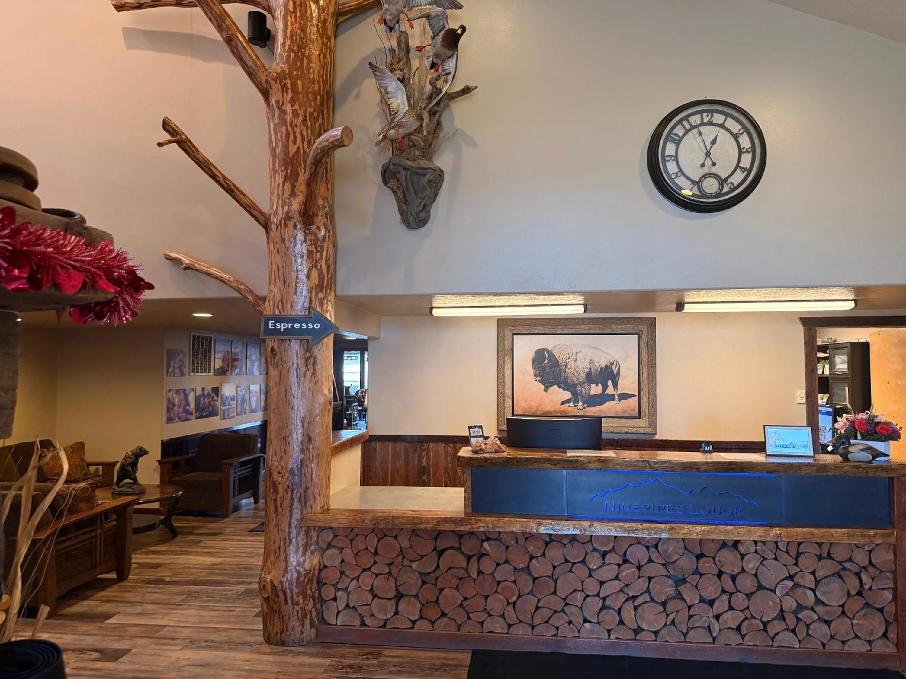 Lobby or reception in Ninepipes Lodge