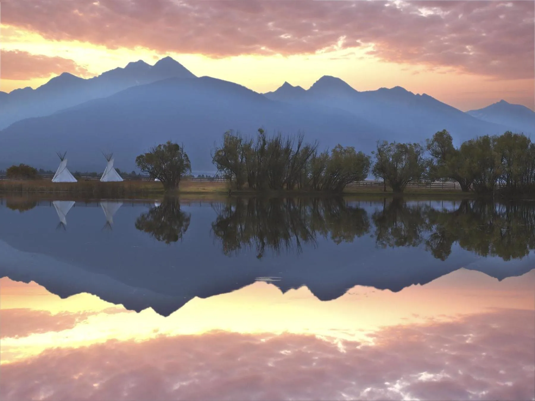 Facade/entrance in Ninepipes Lodge