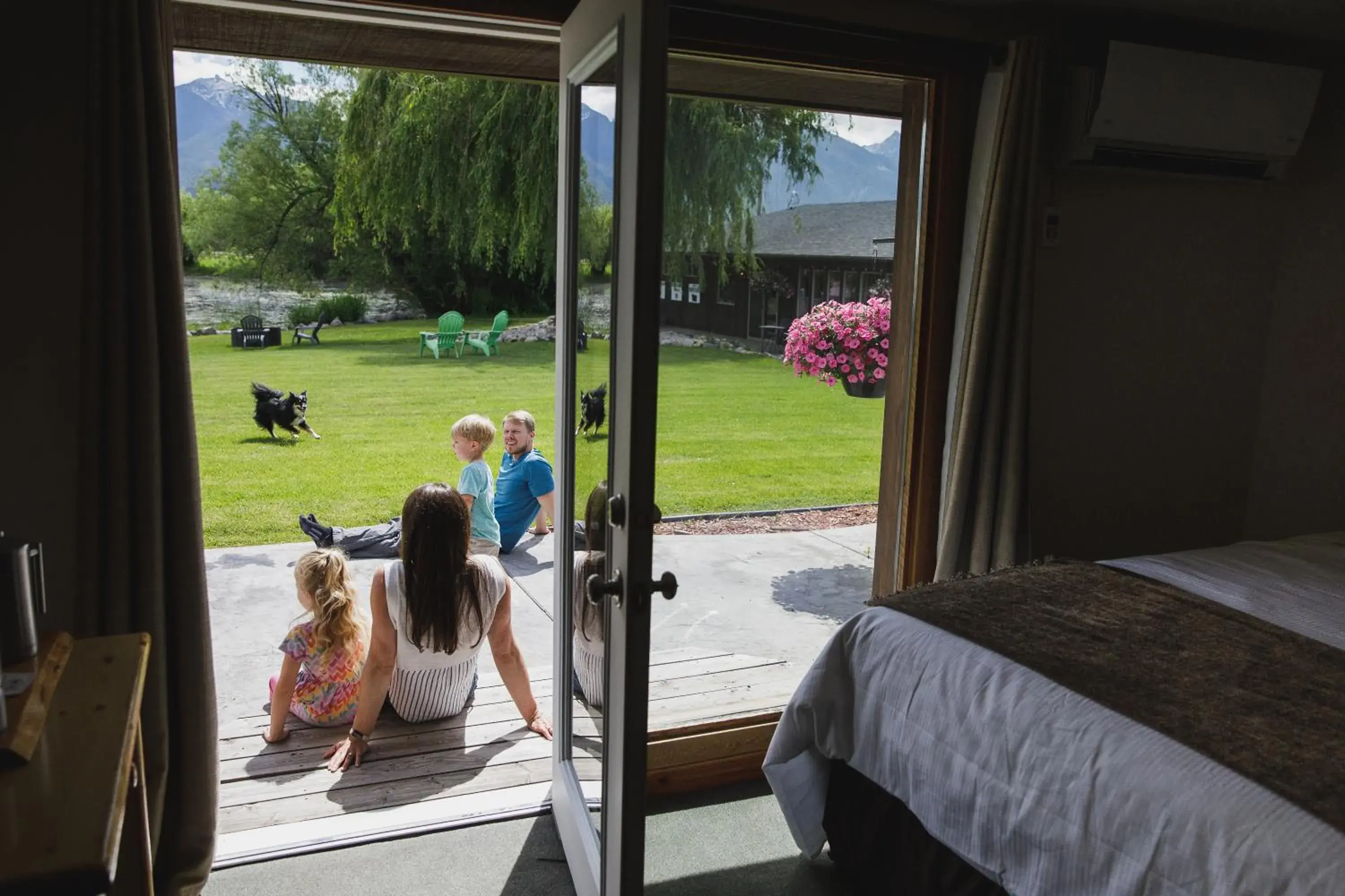 Deluxe Double Room with Mountain View in Ninepipes Lodge Deluxe Double Room with Mountain View in Ninepipes Lodge