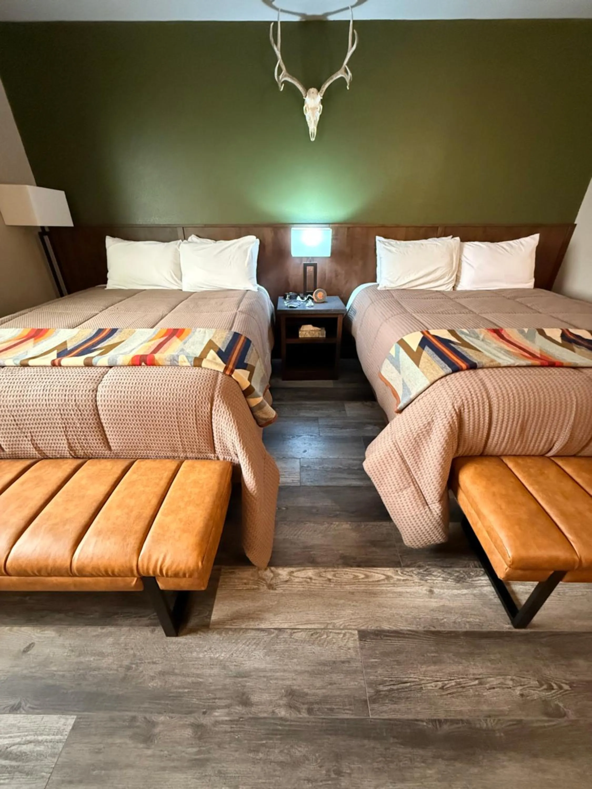 Photo of the whole room, Bed in Ninepipes Lodge