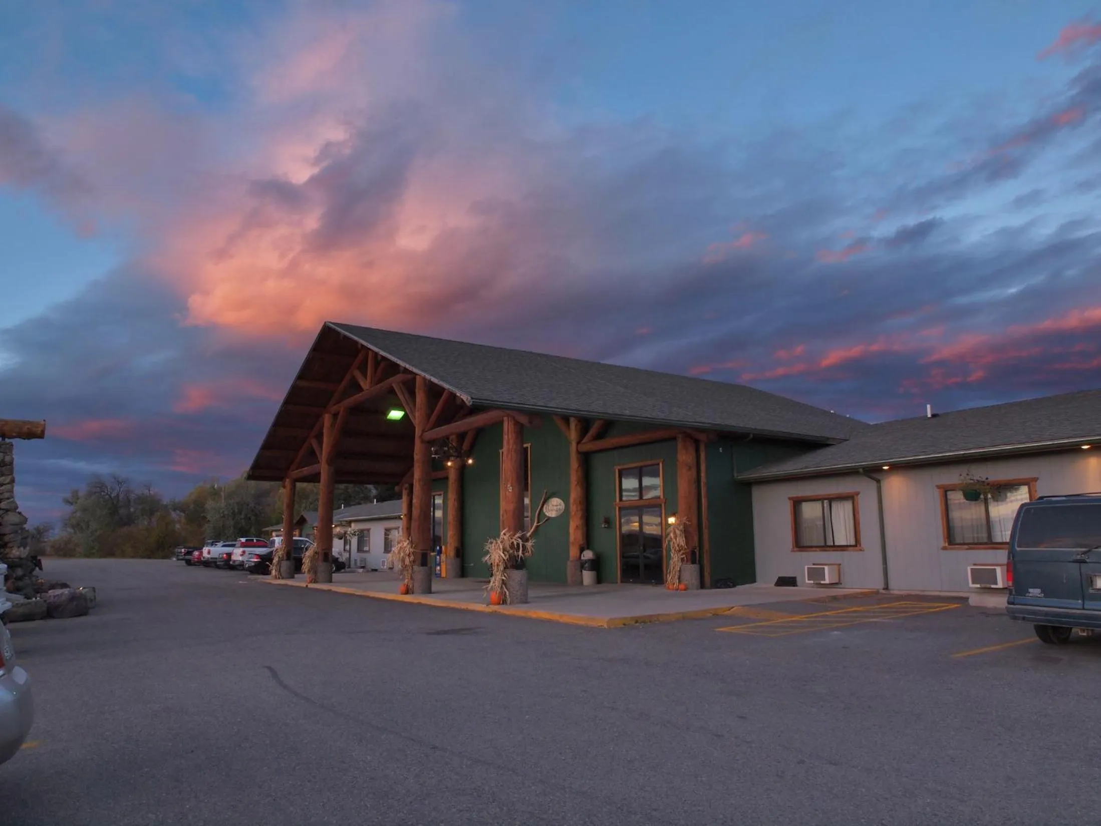 Facade/entrance in Ninepipes Lodge