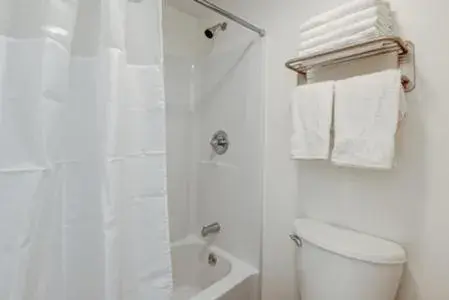 Standard Queen Room in Heart of the Valley Motel Standard Queen Room in Heart of the Valley Motel