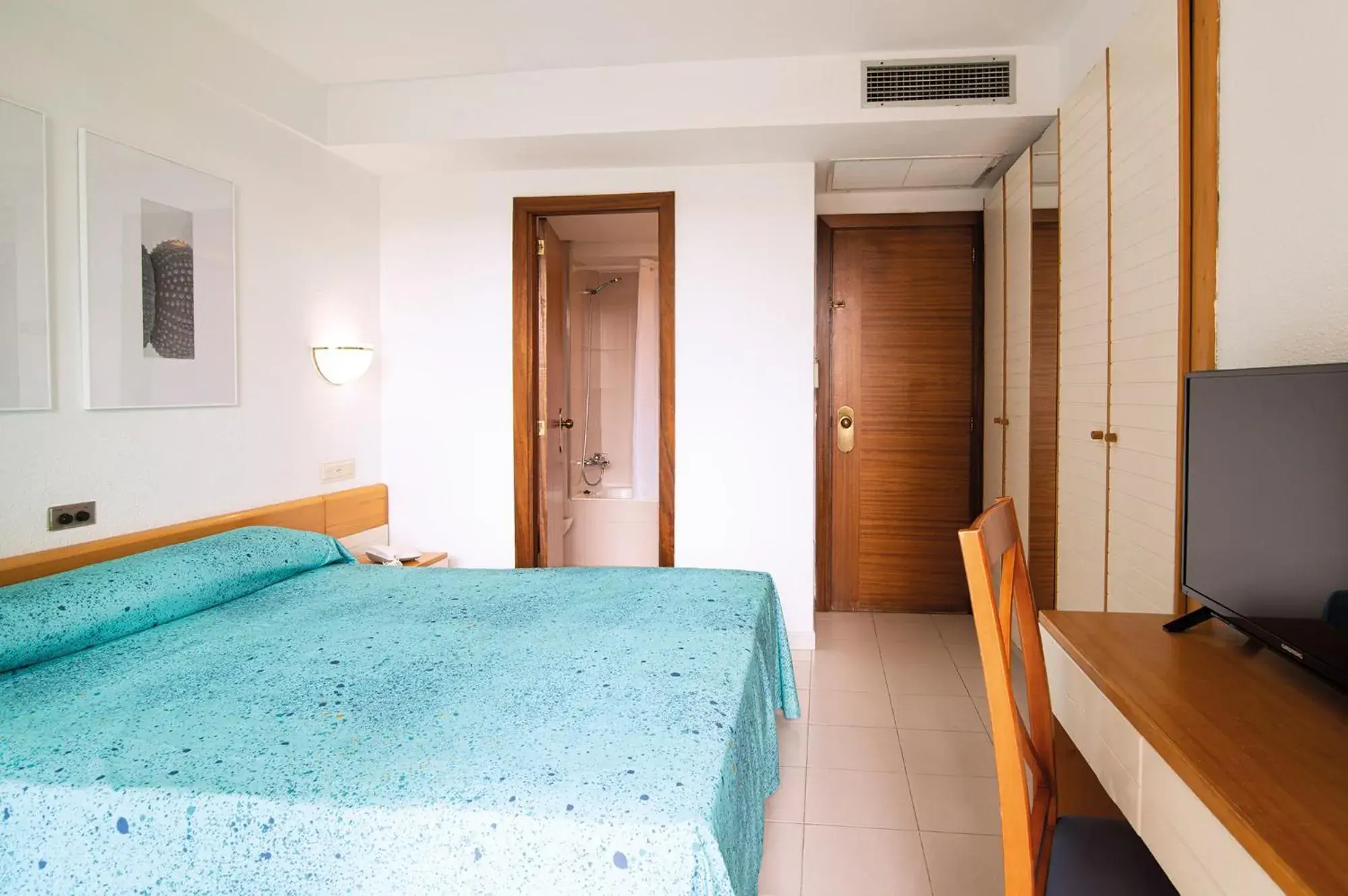 Photo of the whole room, Bed in O7 Club Cala Ratjada Photo of the whole room, Bed in O7 Club Cala Ratjada