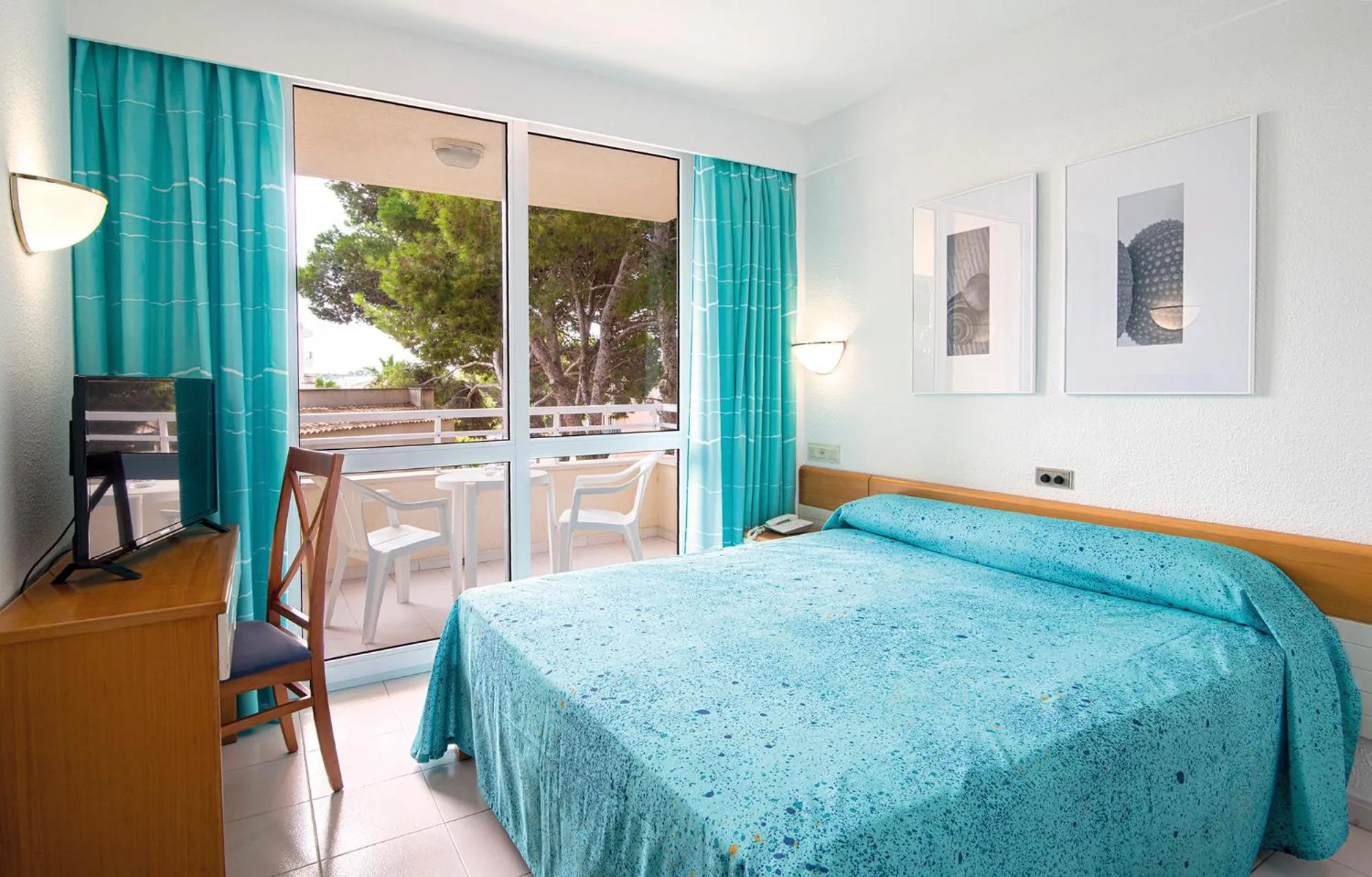 Photo of the whole room, Bed in O7 Club Cala Ratjada