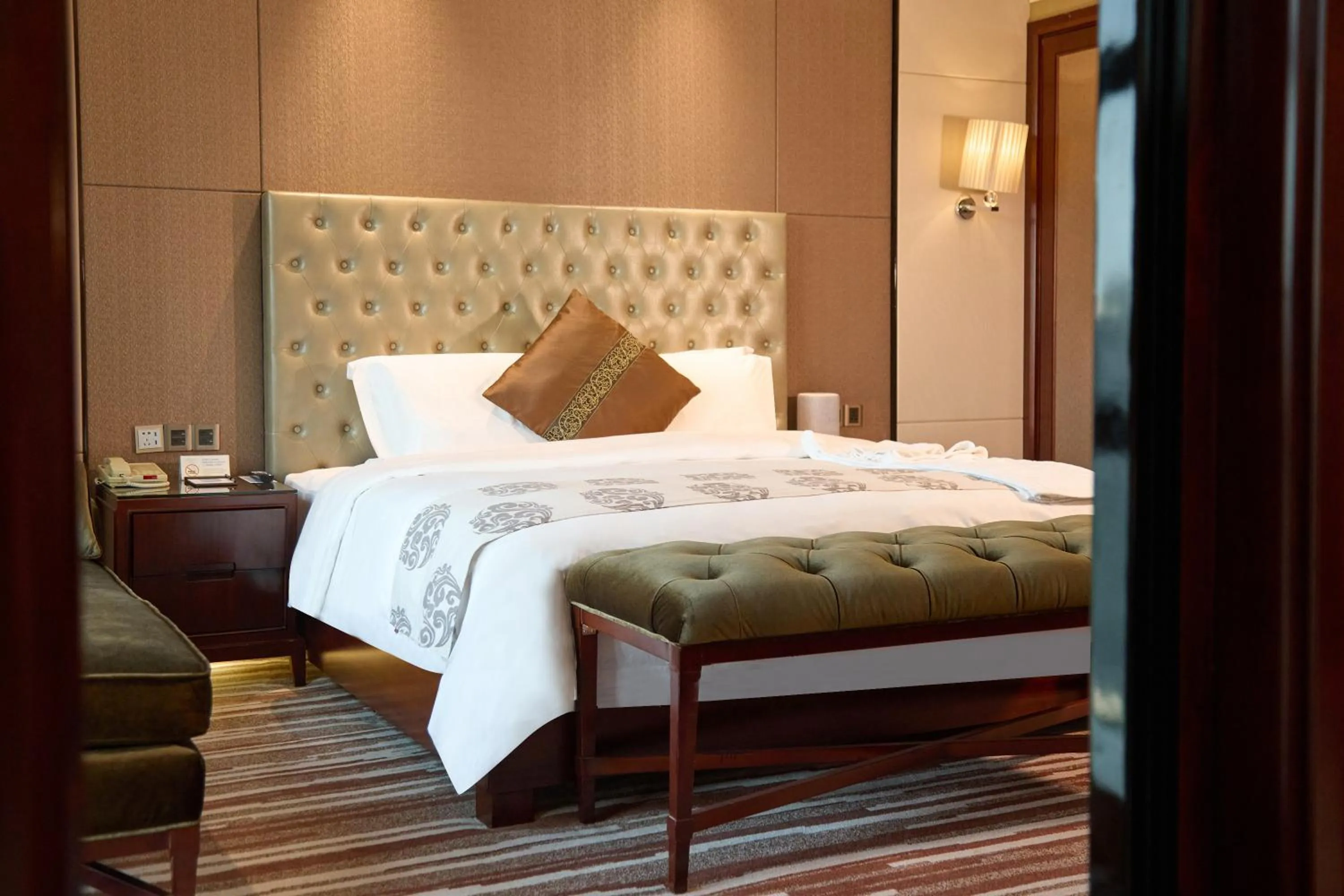 Bedroom, Bed in Wyndham Grand Plaza Royale Chenzhou