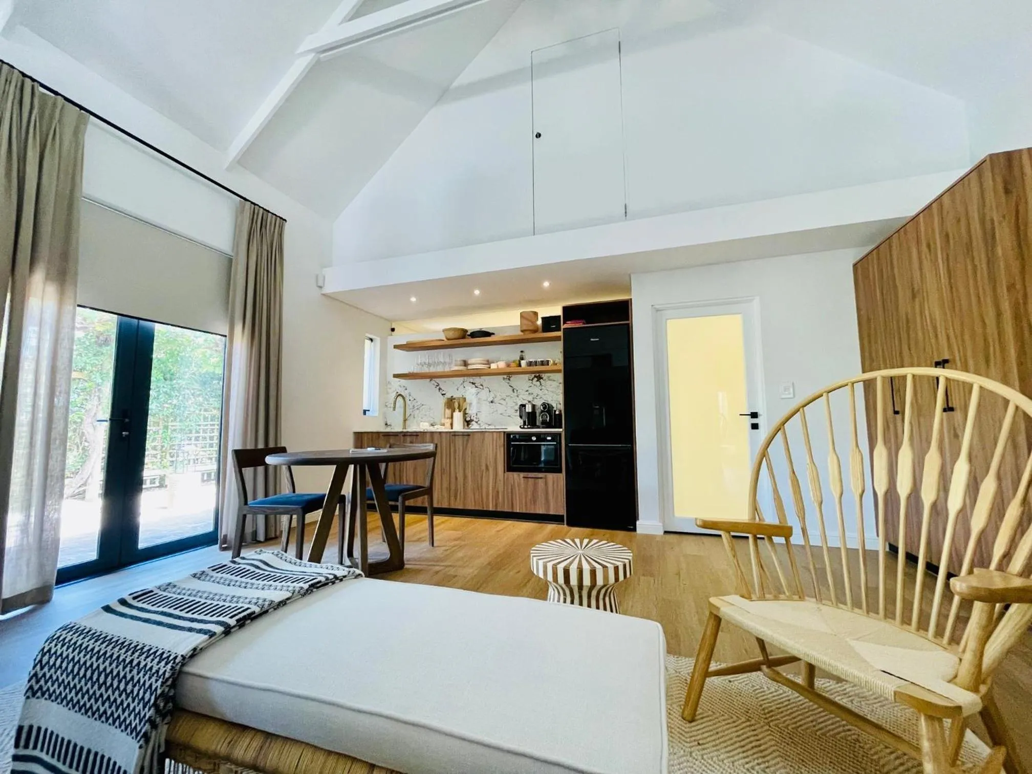 Kitchen or kitchenette, Bed in Mountain Cottages at Haskell Vineyard