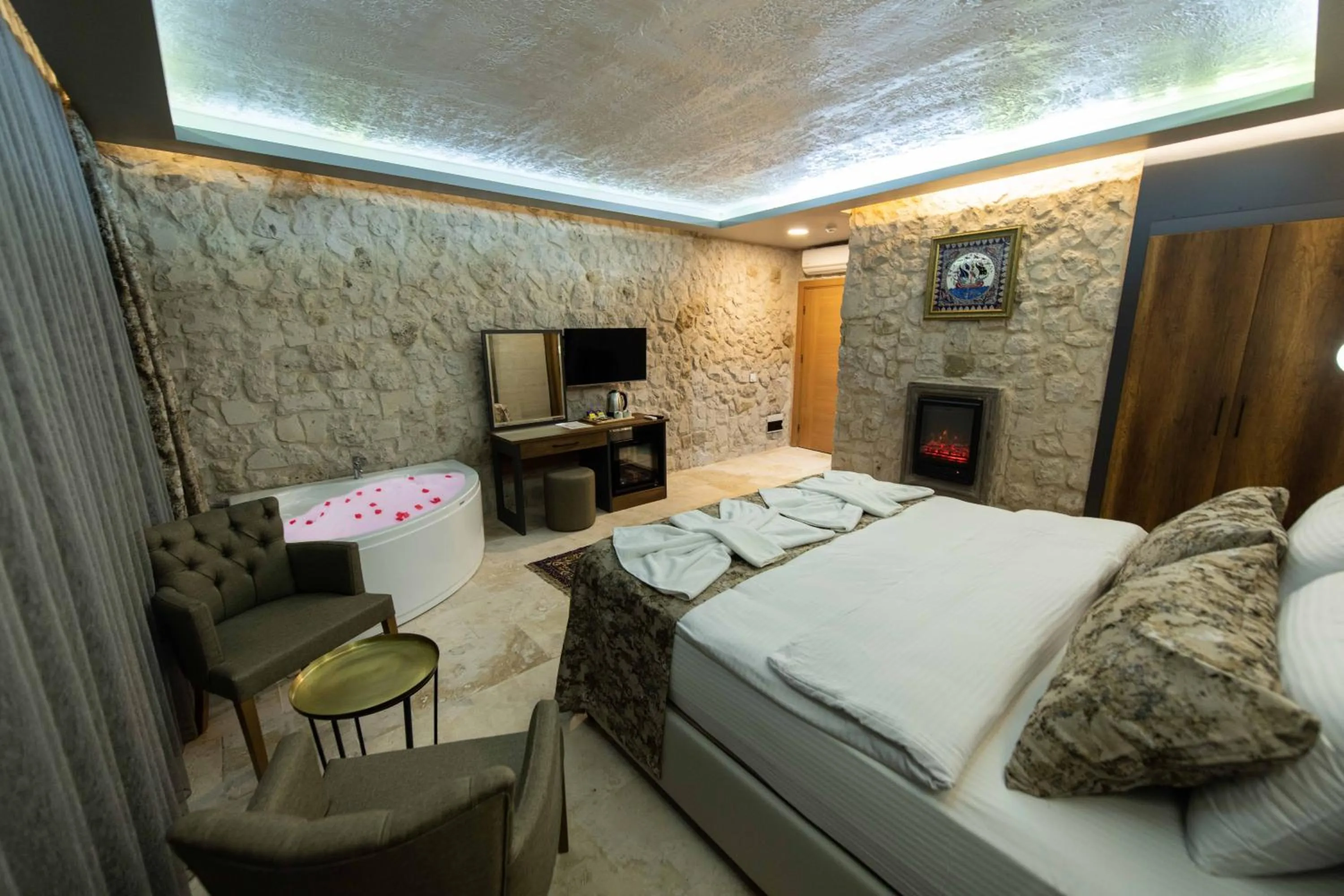 Photo of the whole room, Bed in Ahiyan Hotel