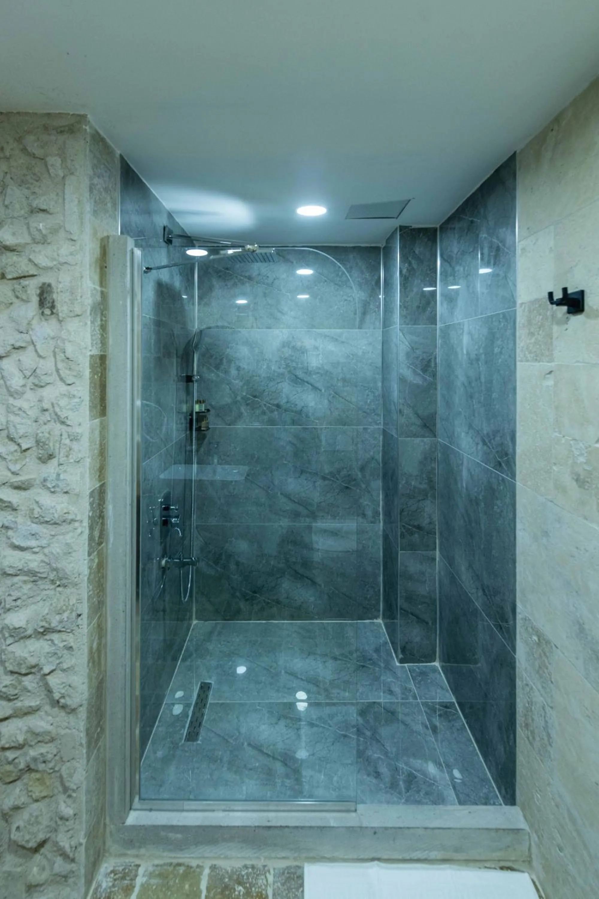 Bathroom in Ahiyan Hotel