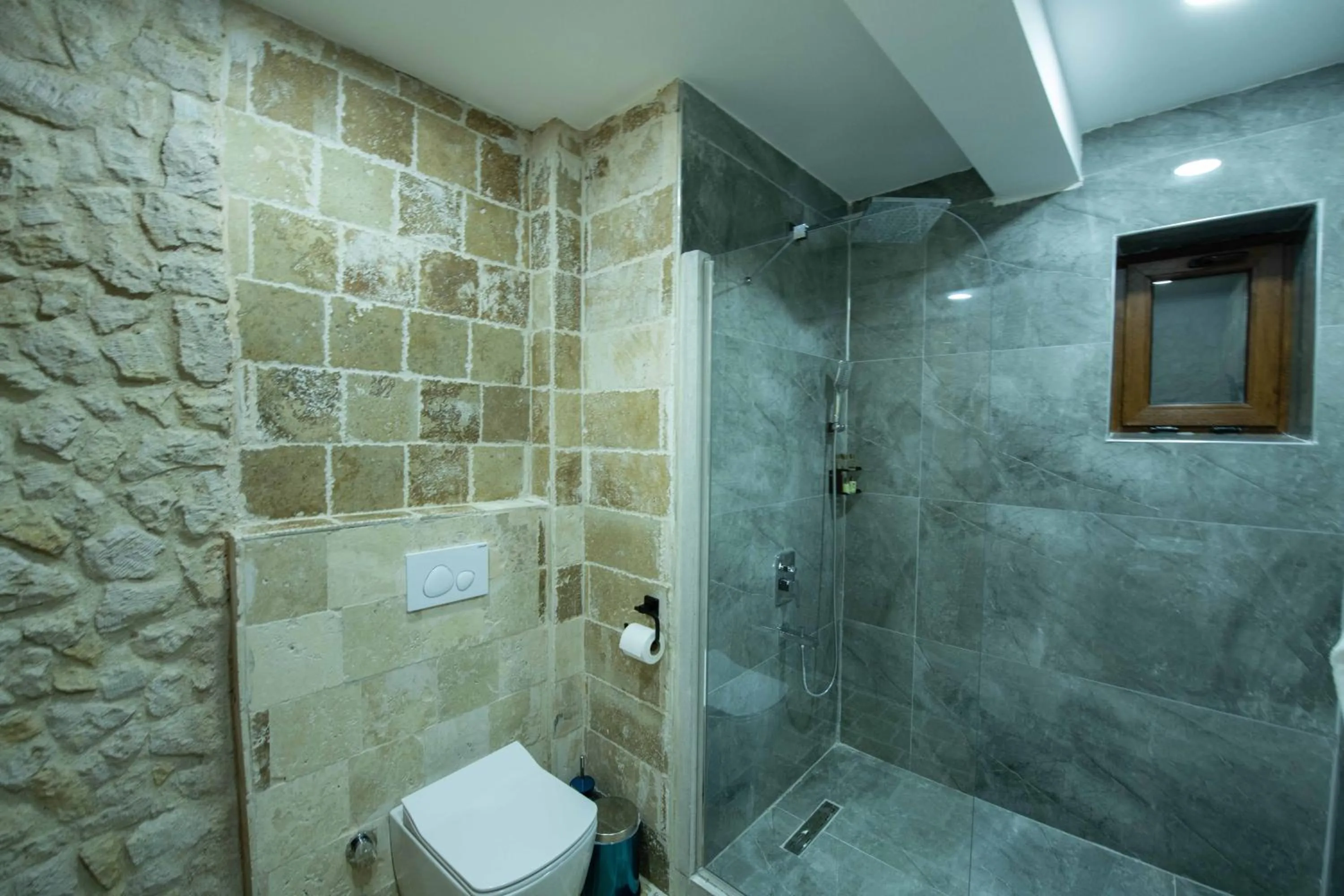 Bathroom in Ahiyan Hotel