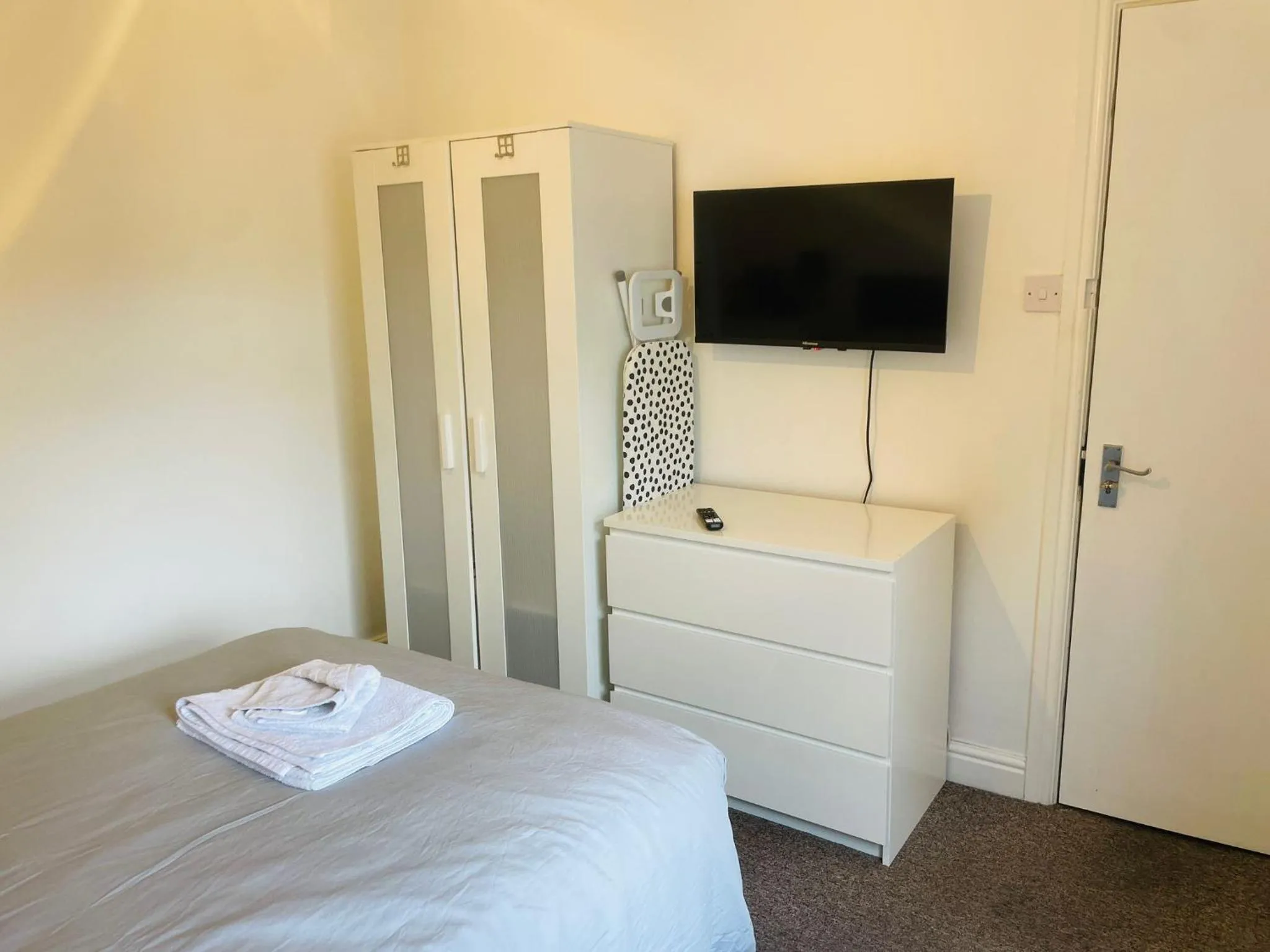 Bedroom, Bed in 305 High Town Road