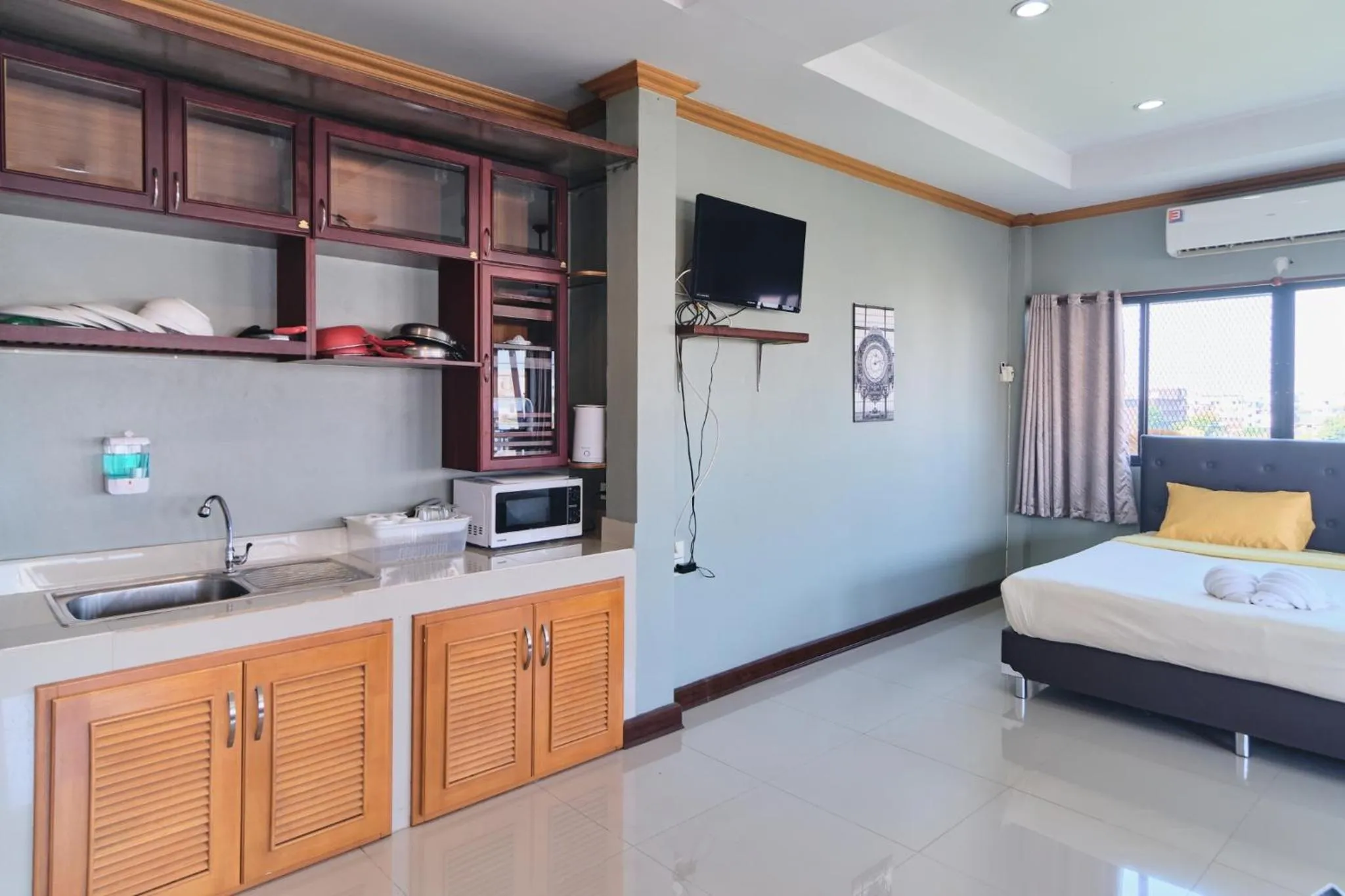 Kitchen or kitchenette, Bed in Bkk39 Airport hotel