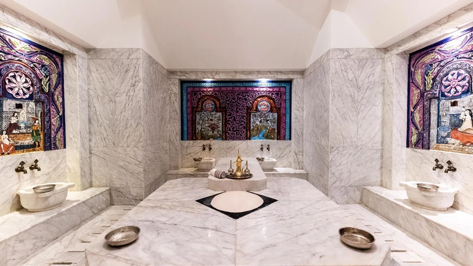 Public Bath, Bed in Gloria Verde Resort