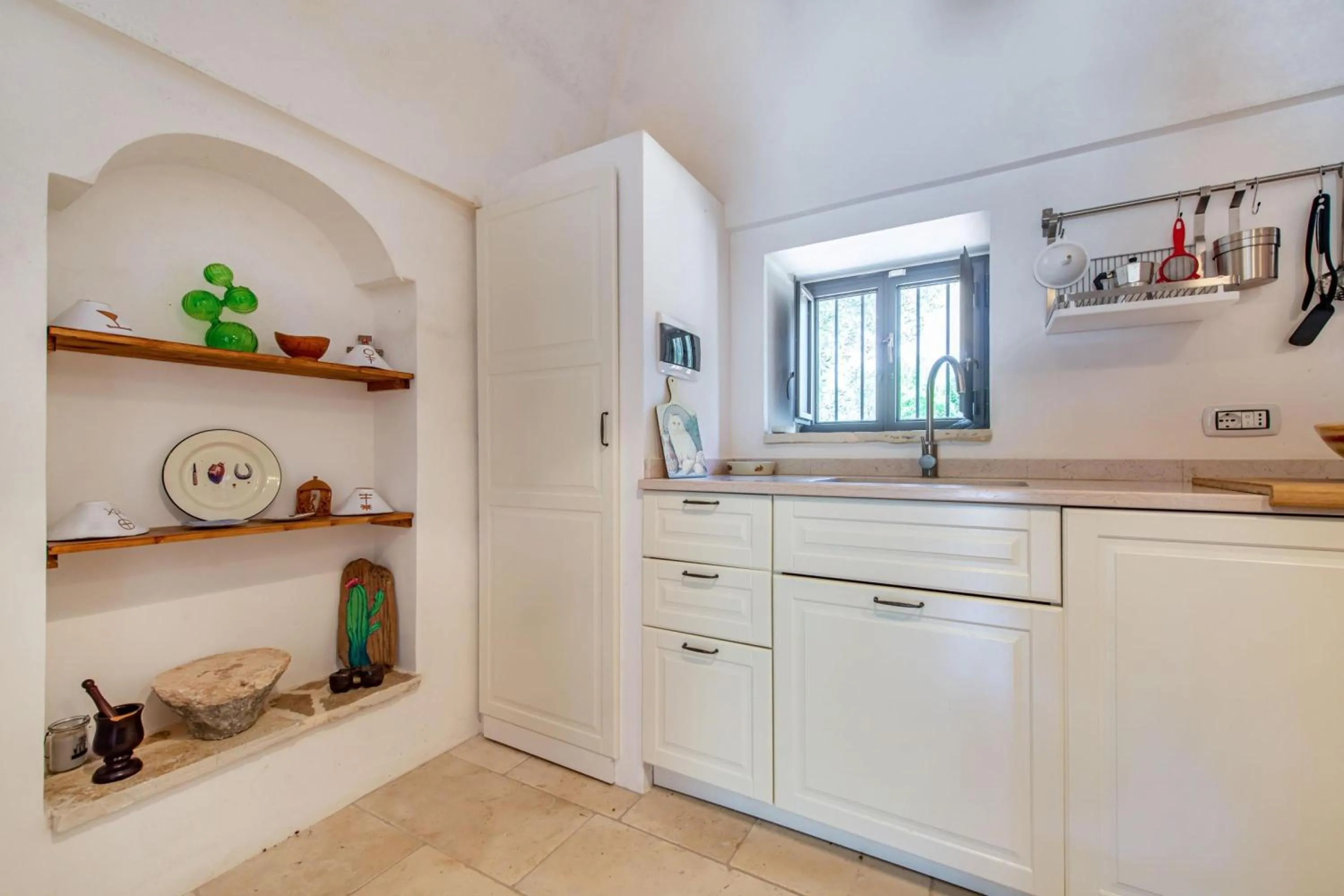 Kitchen or kitchenette in Trullo Fedele Grande125 - Happy Rentals