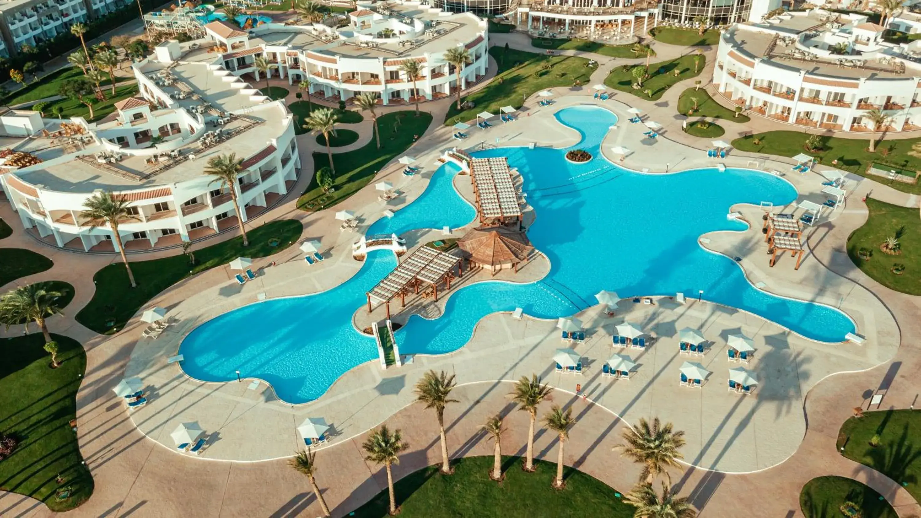 Swimming pool in Sunrise Alma Bay Resort Swimming pool in Sunrise Alma Bay Resort