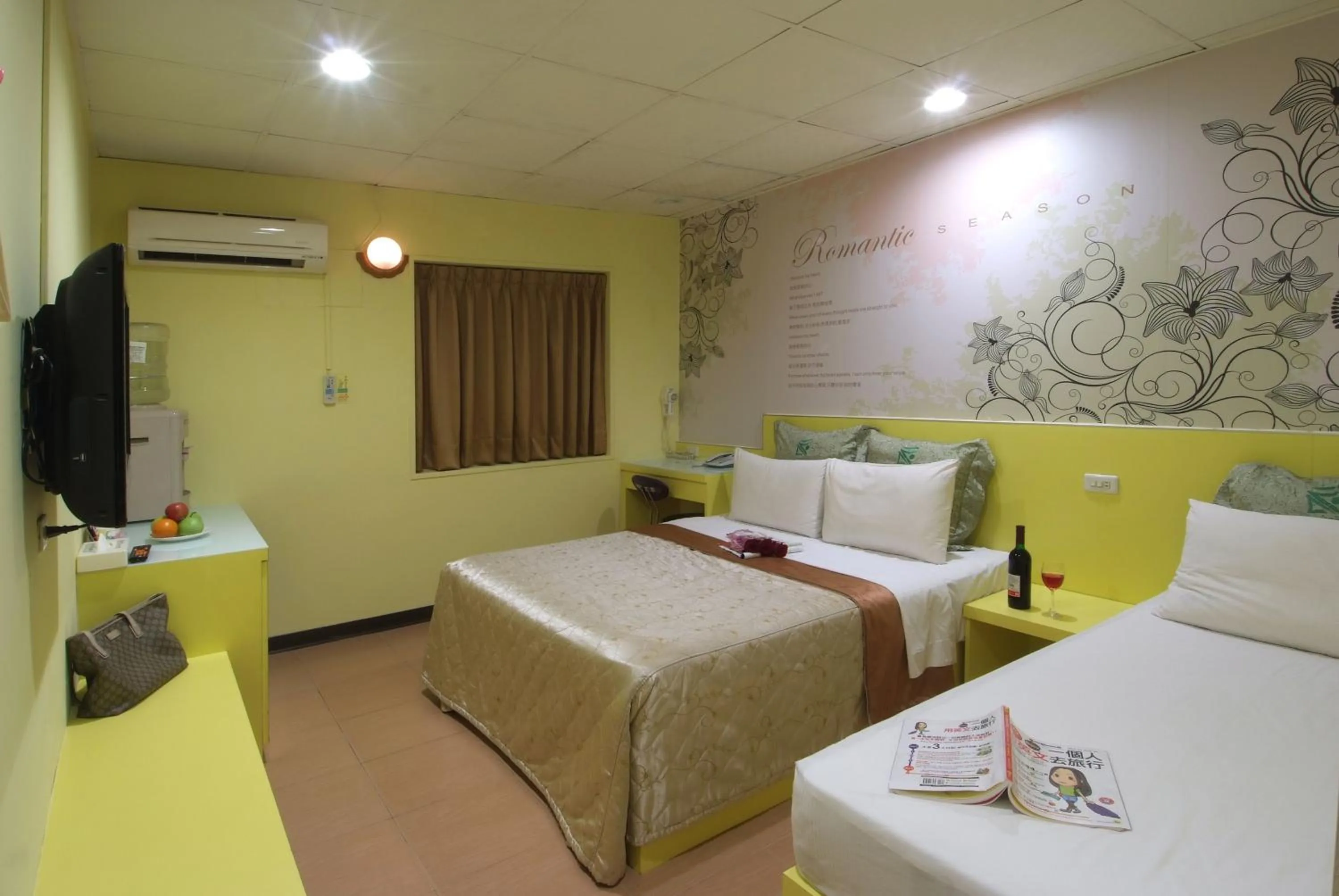 Photo of the whole room, Bed in Tong Bing Express