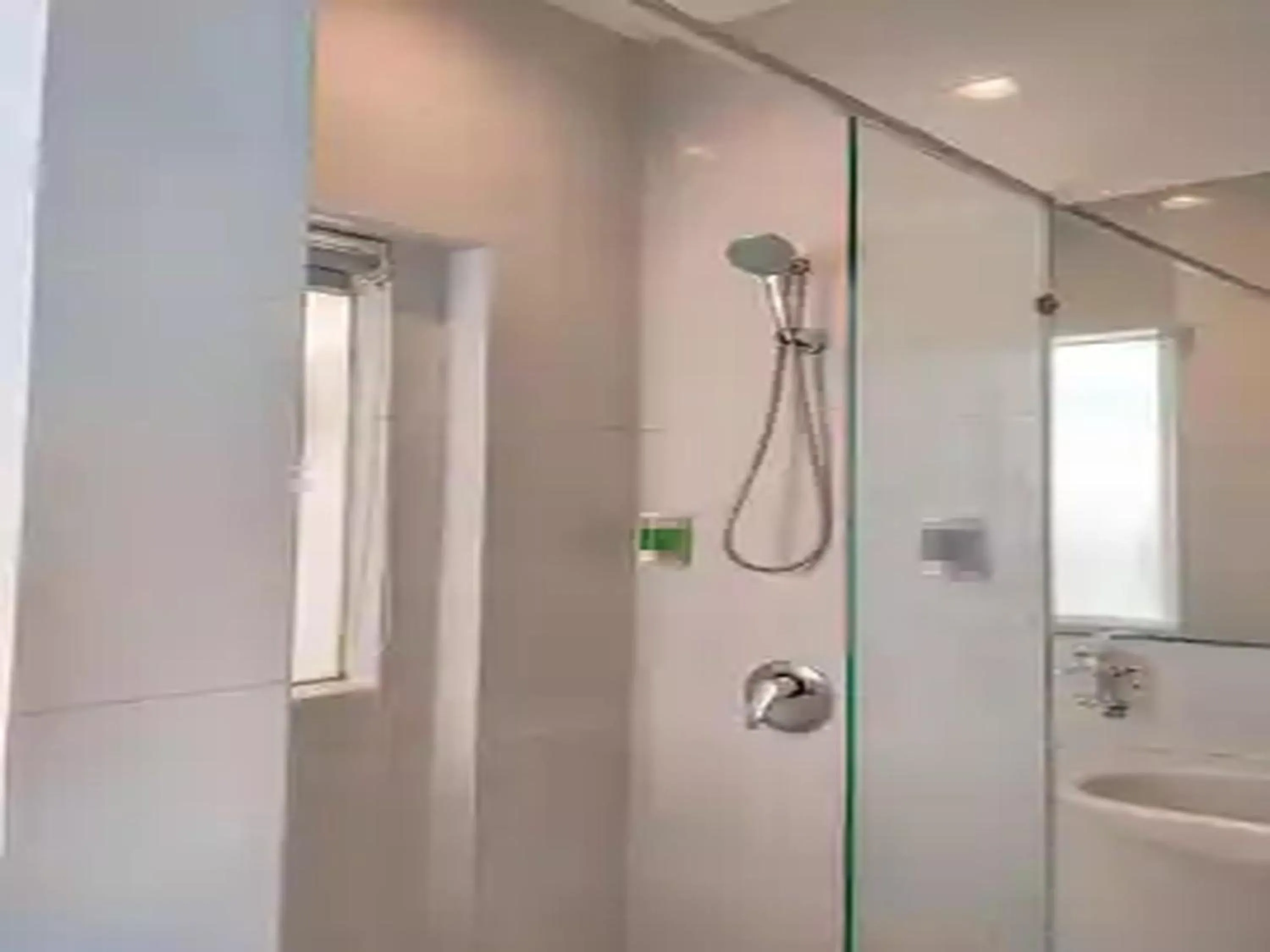 Bathroom in Dewarna Hotel Arifin