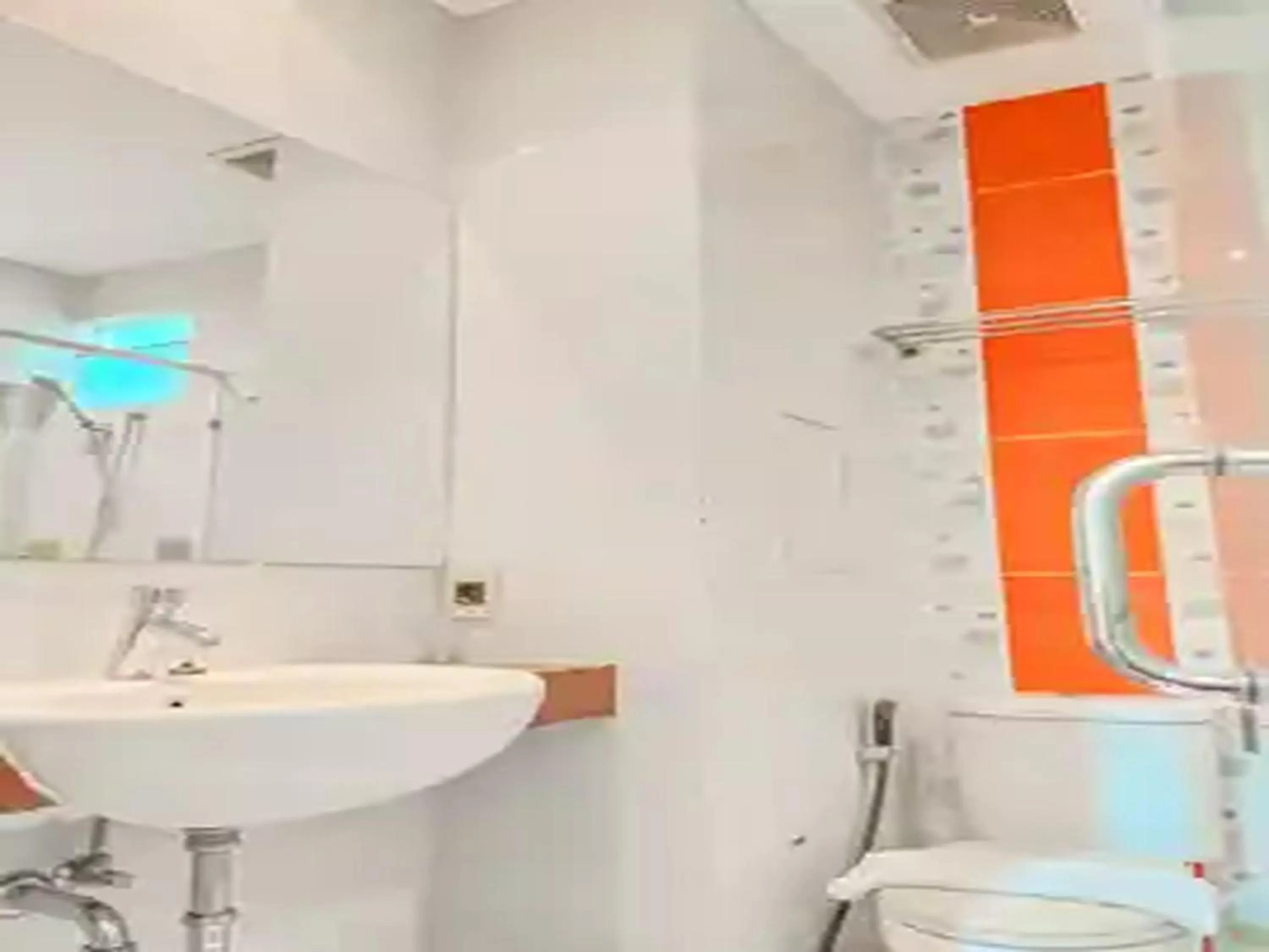 Bathroom in Dewarna Hotel Arifin