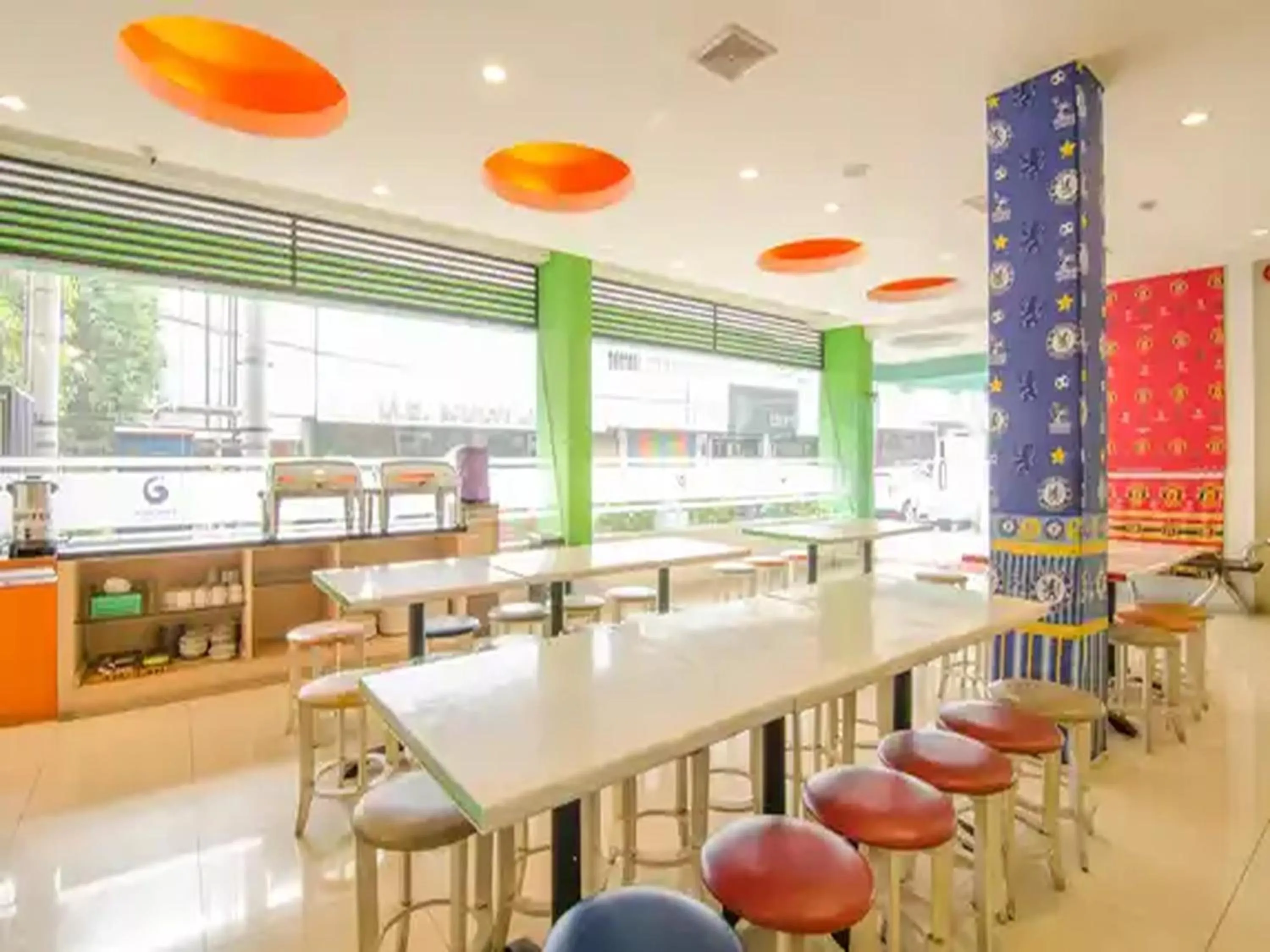 Restaurant/places to eat in Dewarna Hotel Arifin