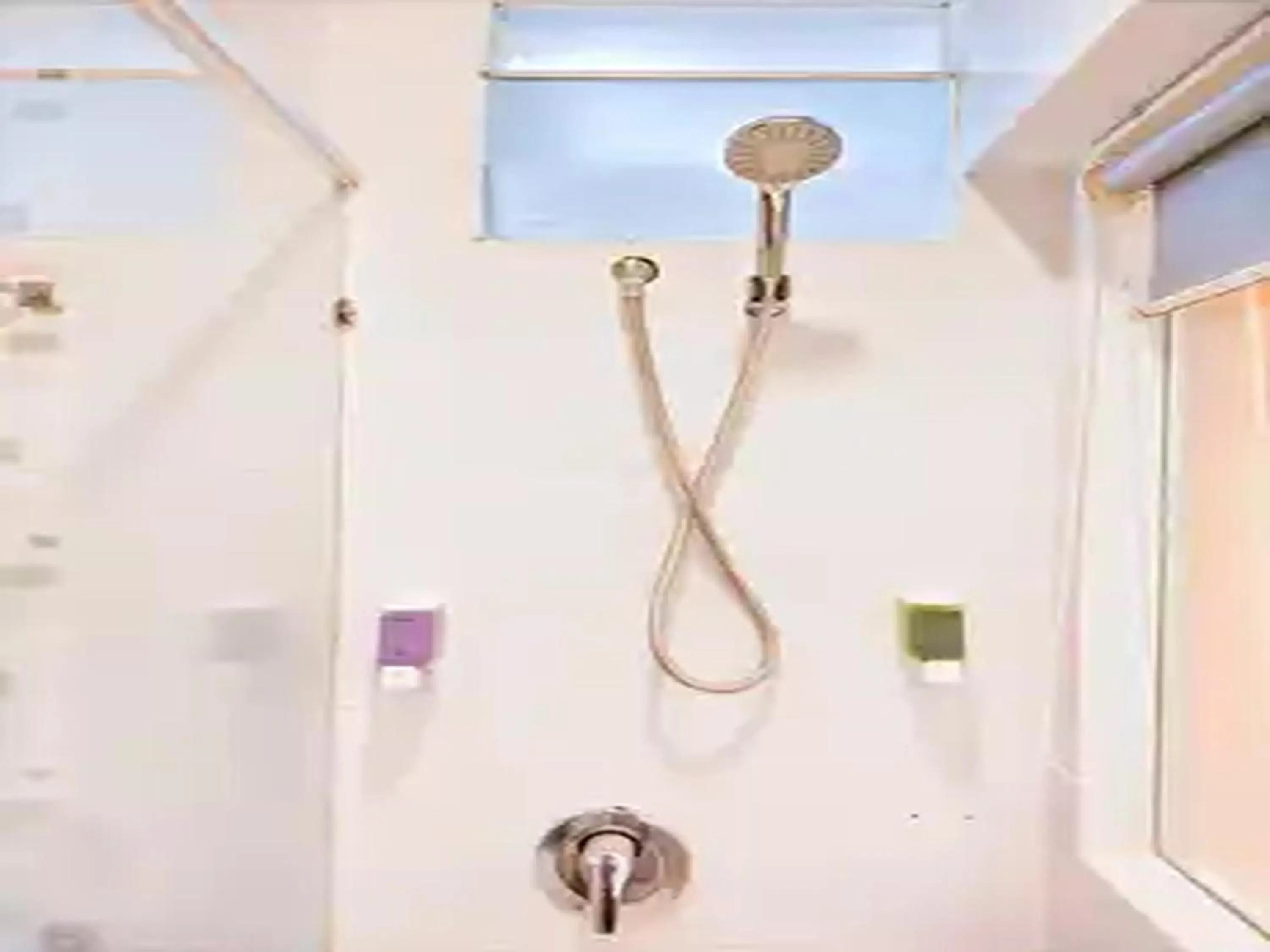 Bathroom in Dewarna Hotel Arifin