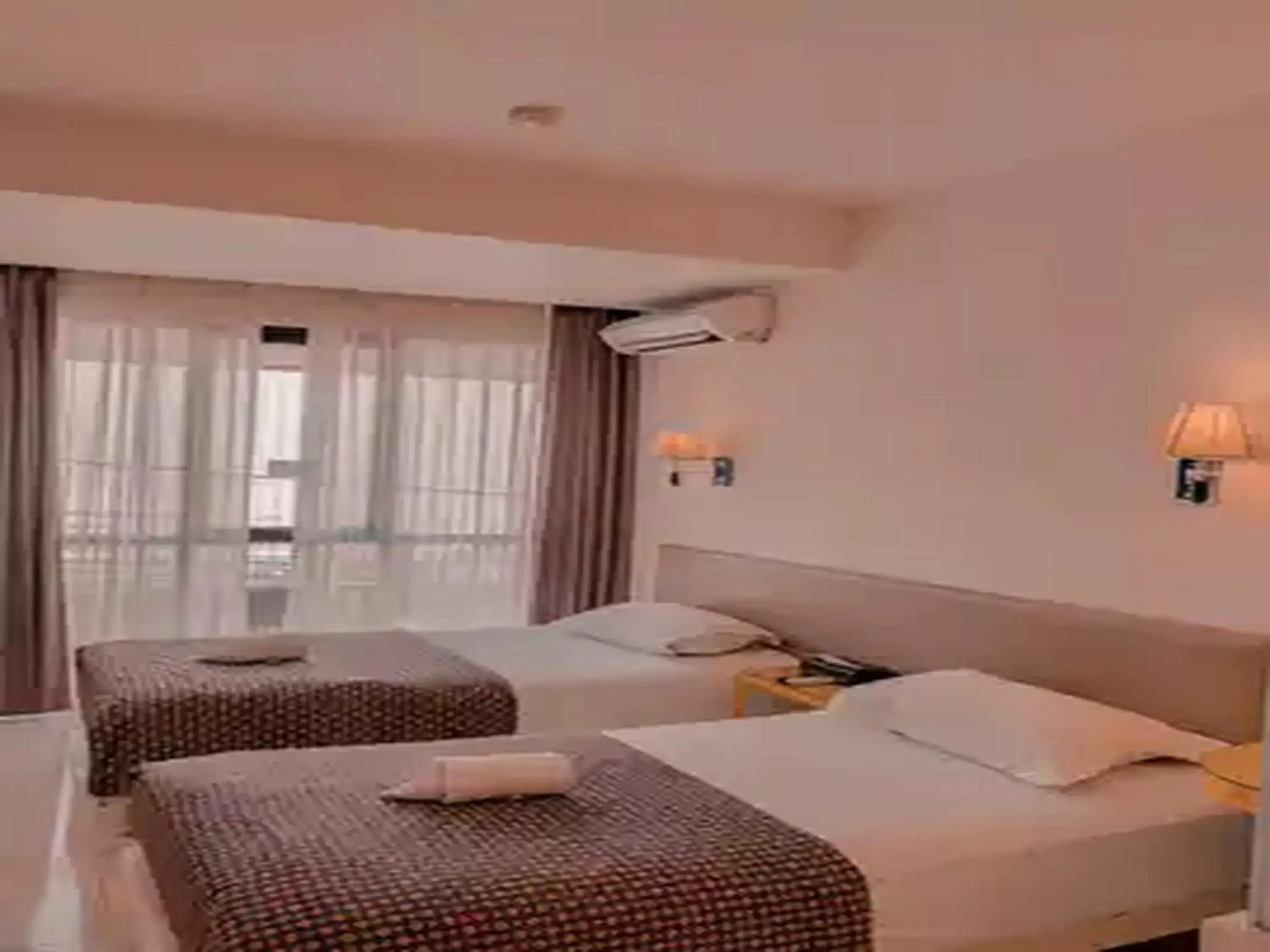 Superior Twin Room in Dewarna Hotel Arifin Superior Twin Room in Dewarna Hotel Arifin