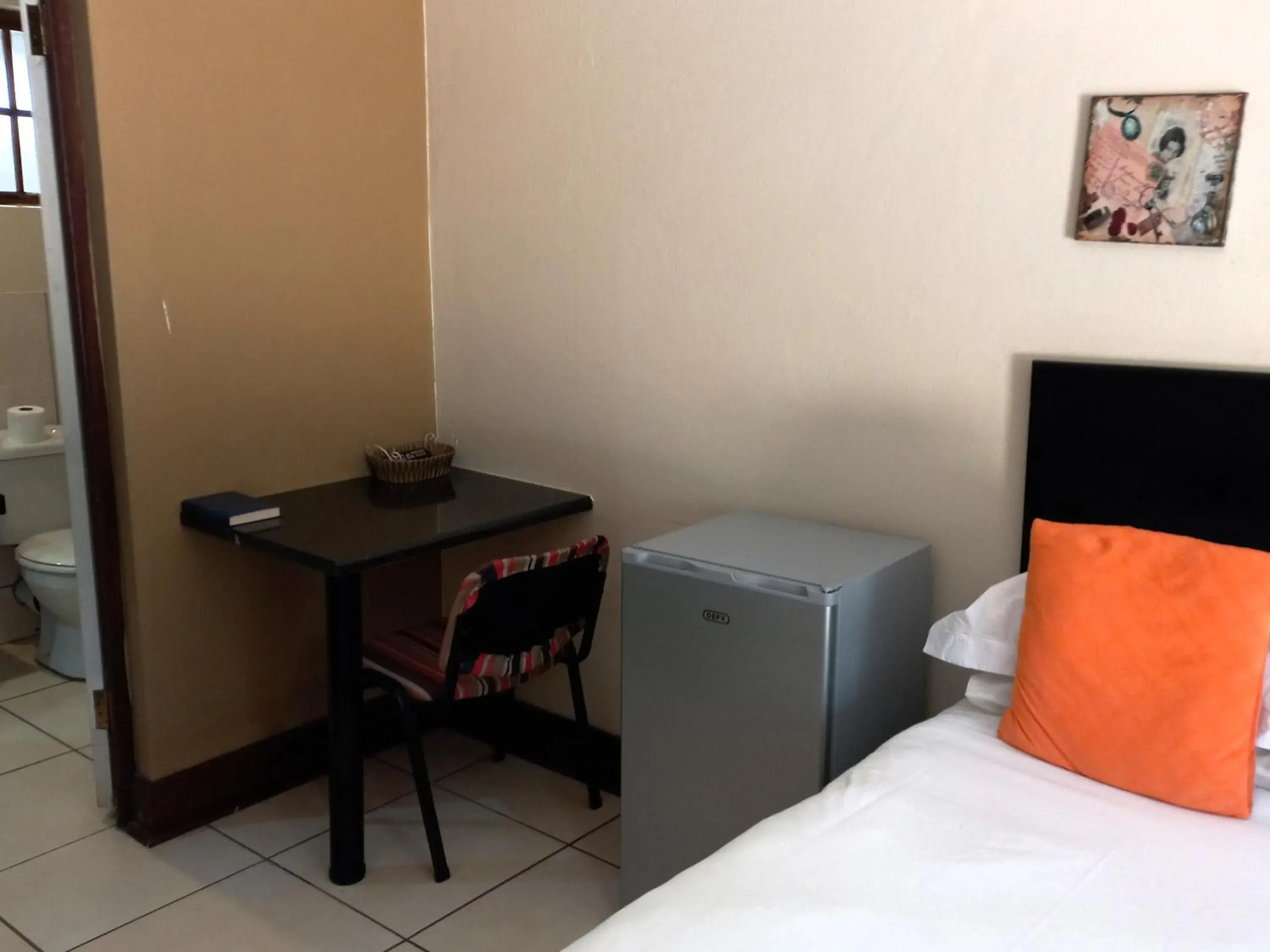 Budget Twin Single Bed Room - single occupancy in OR Tambo Guest House Budget Twin Single Bed Room - single occupancy in OR Tambo Guest House