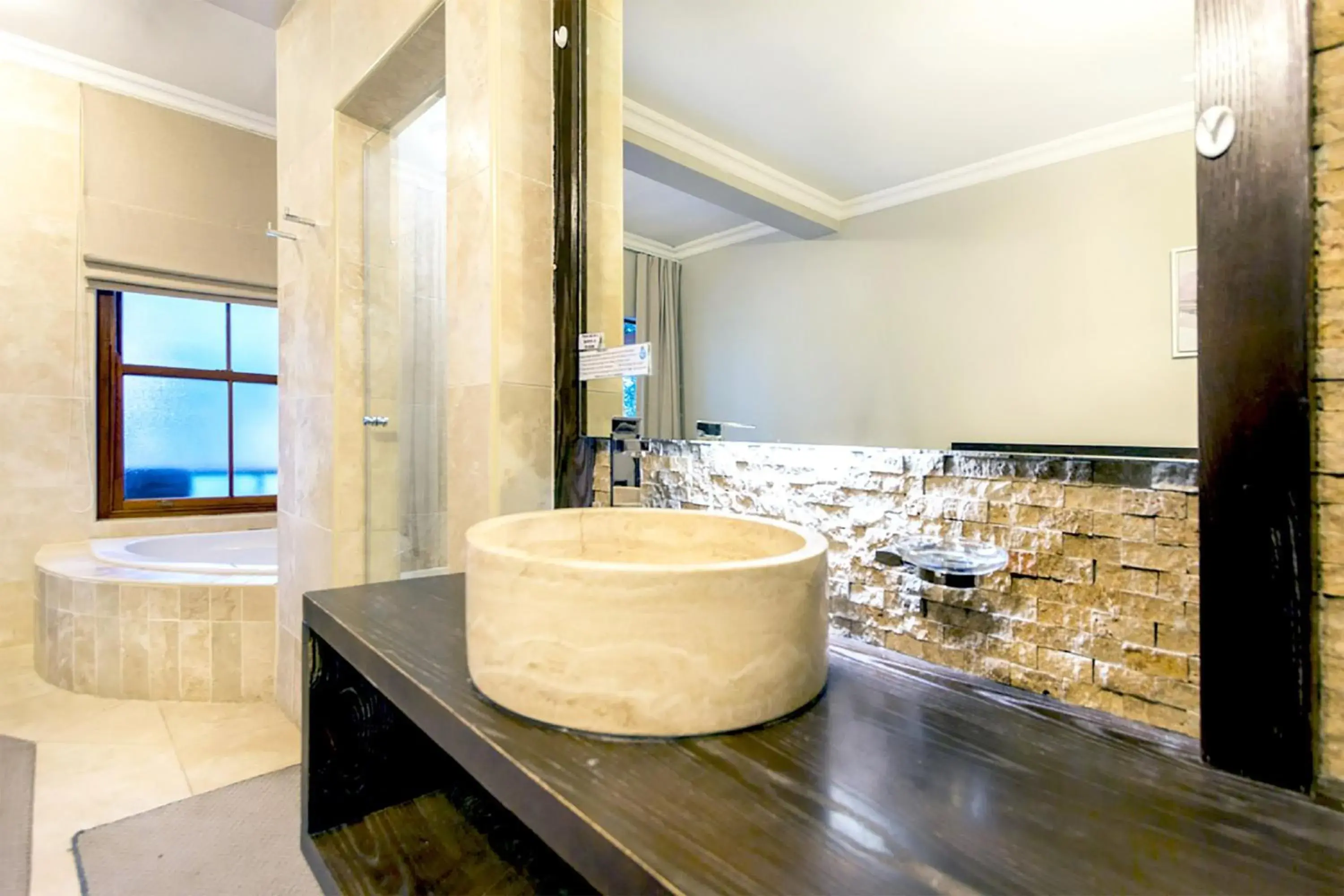 Luxury Triple Single-Bed Room in OR Tambo Guest House Luxury Triple Single-Bed Room in OR Tambo Guest House