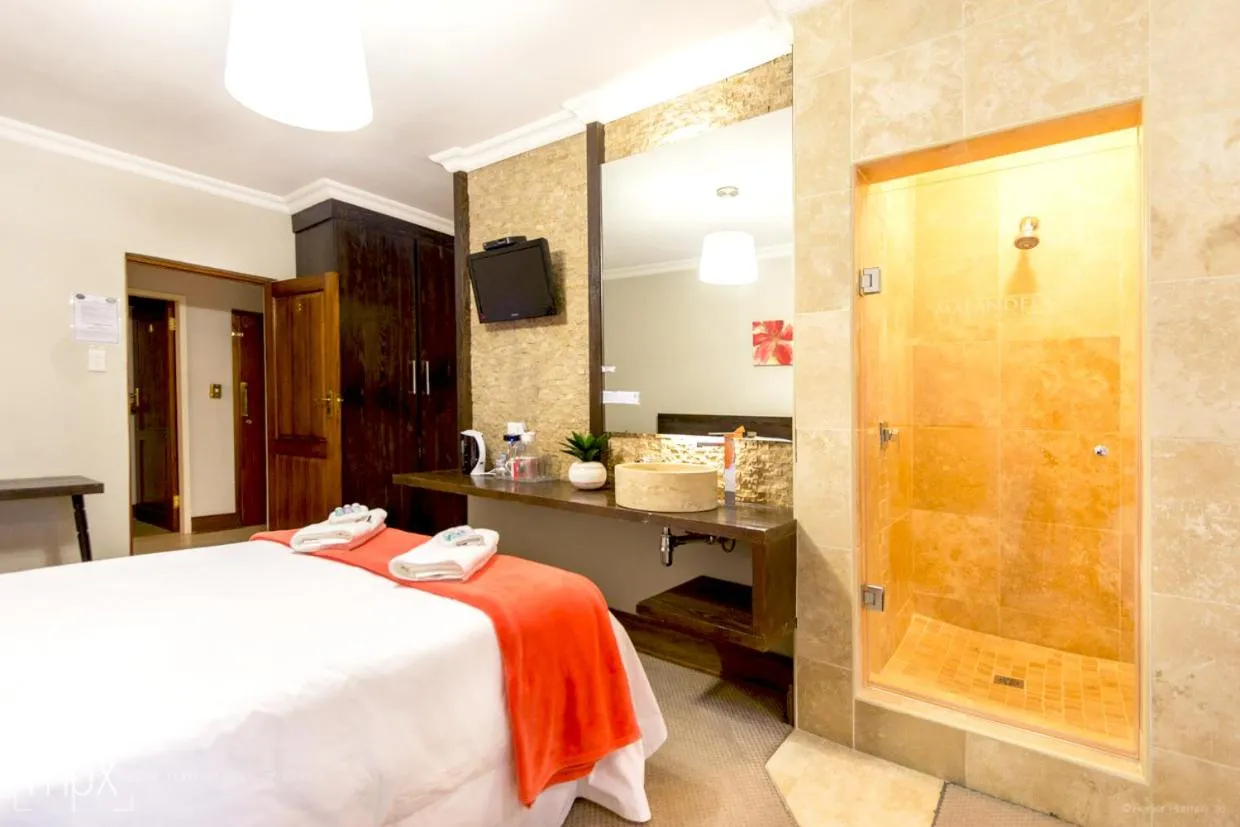 Shower, Bed in OR Tambo Guest House