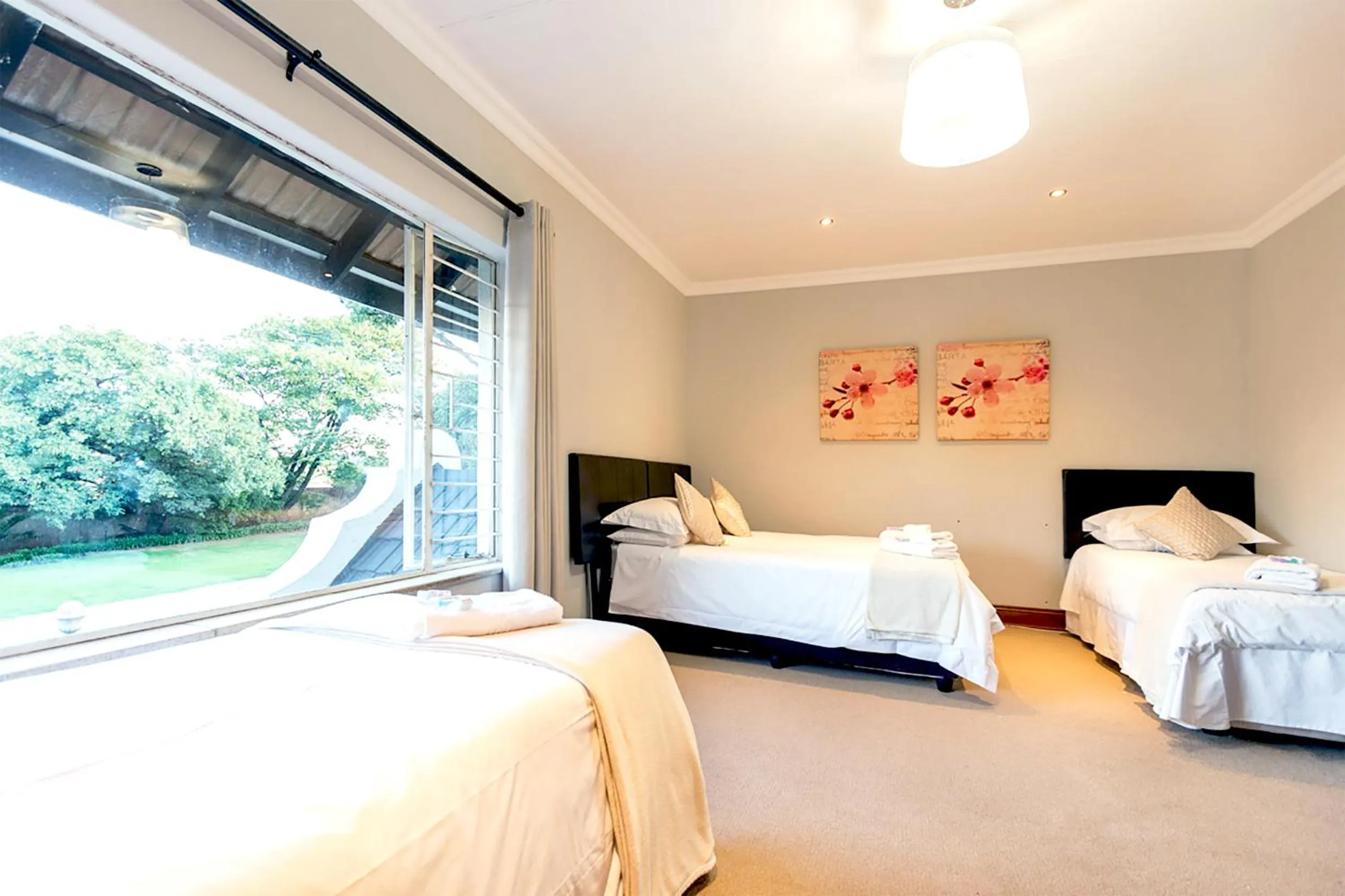 Photo of the whole room, Bed in OR Tambo Guest House