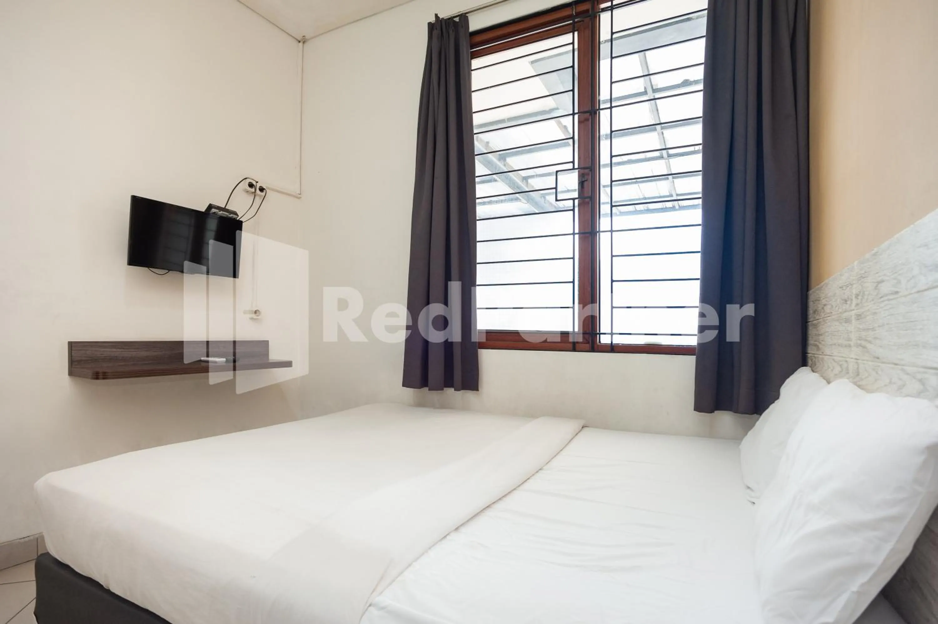 Bed in One 2 Residence near Slipi Jaya Mall Mitra RedDoorz