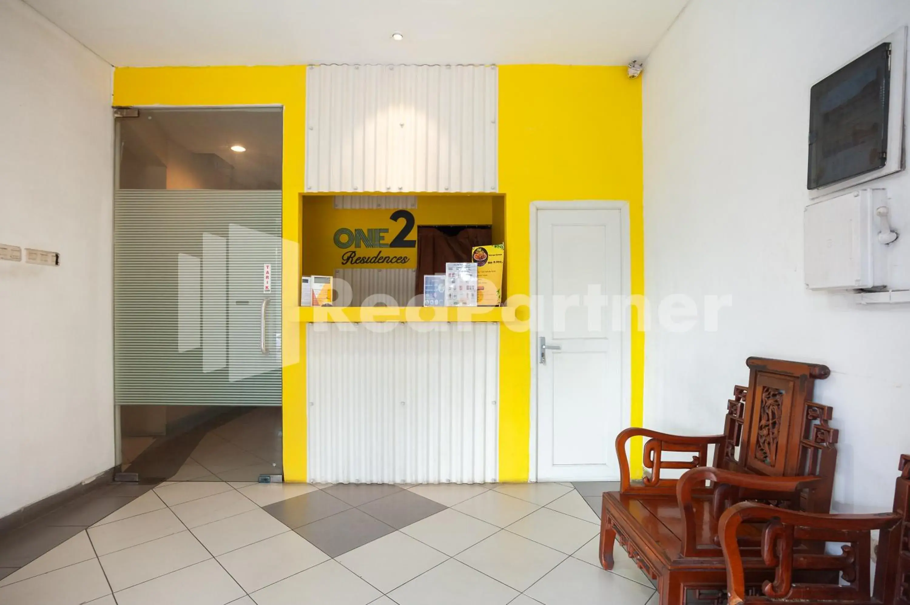 Lobby or reception in One 2 Residence near Slipi Jaya Mall Mitra RedDoorz Lobby or reception in One 2 Residence near Slipi Jaya Mall Mitra RedDoorz