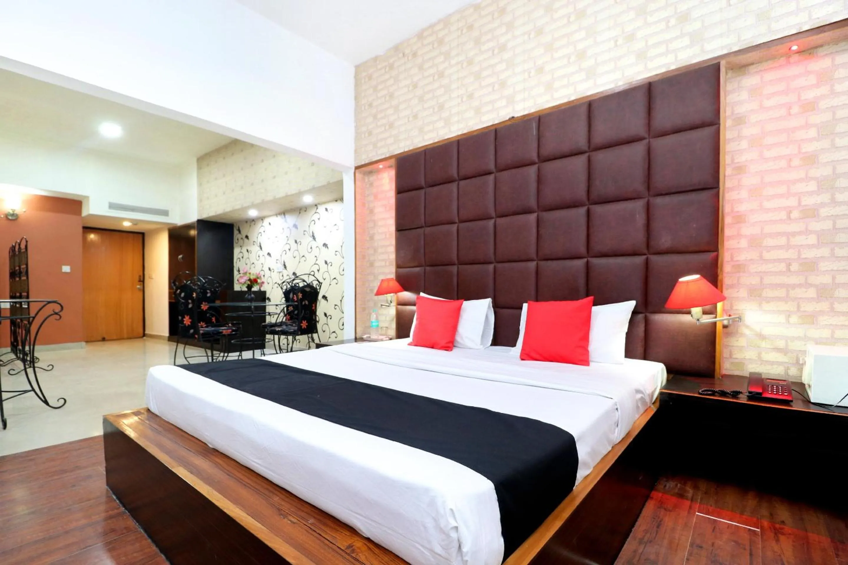 HOTEL THE TAKSONZ - Opposite Railway Station