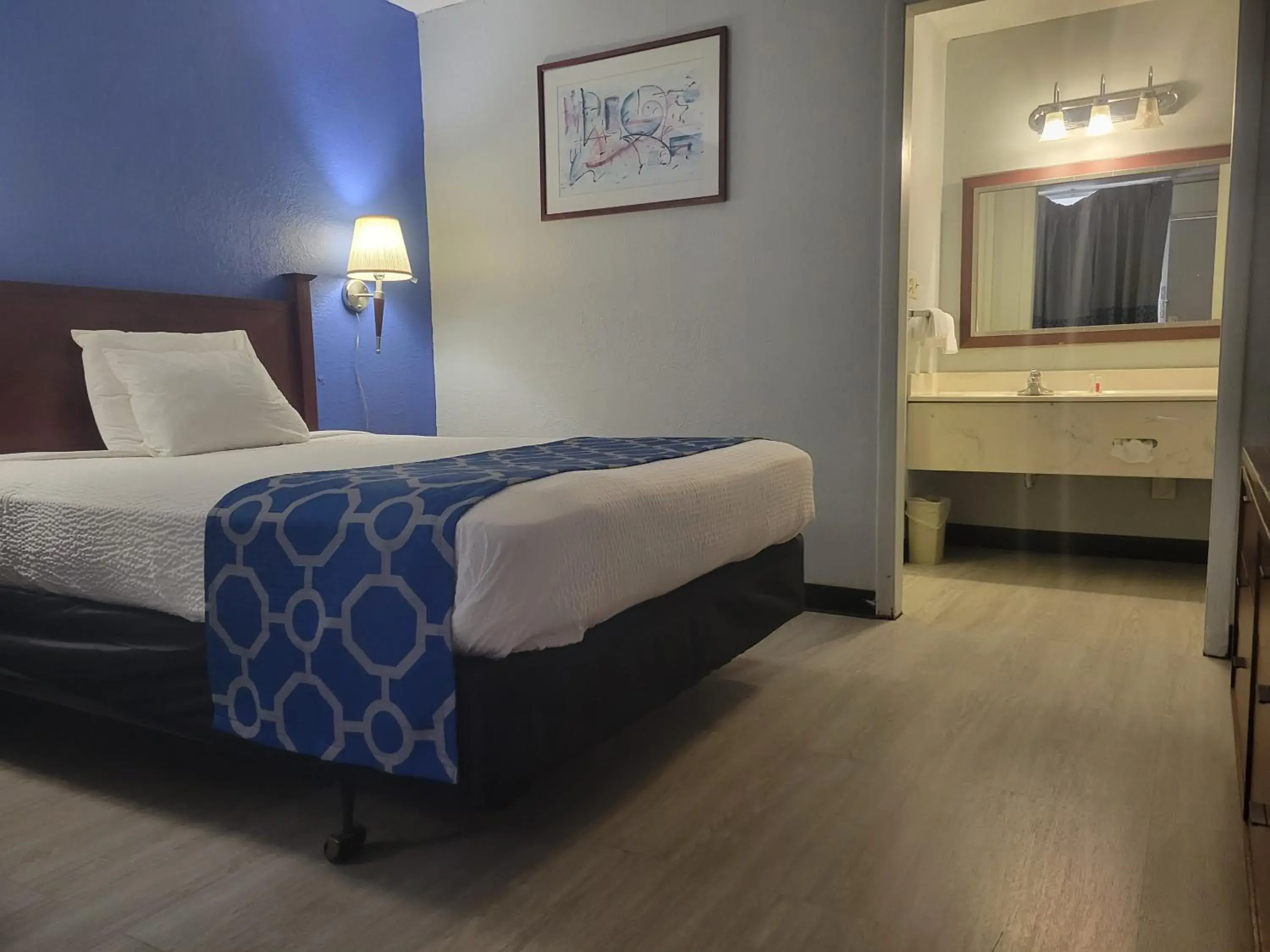 Queen Room - Non-Smoking in Baymont by Wyndham Hannibal Queen Room - Non-Smoking in Baymont by Wyndham Hannibal