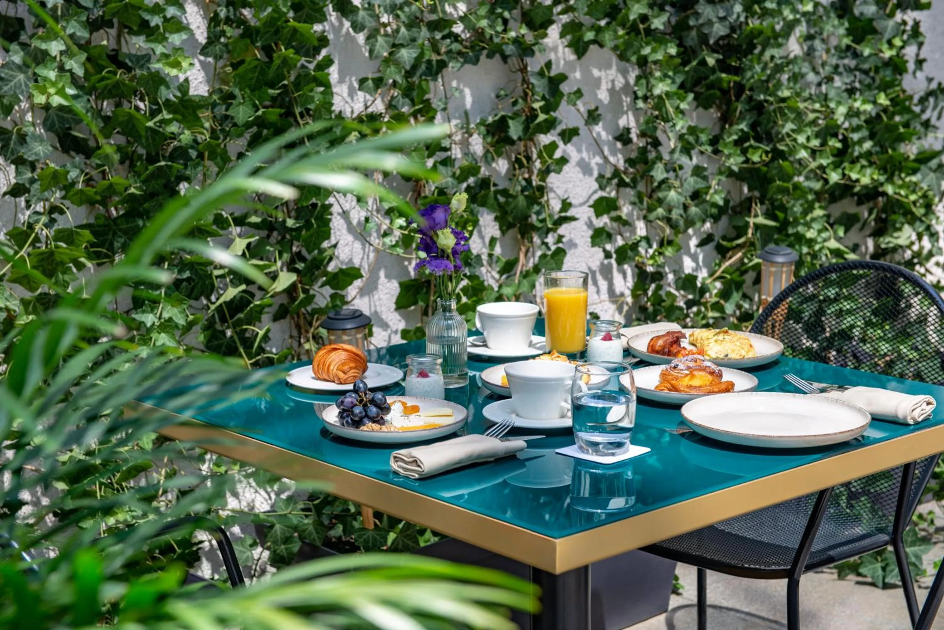 Garden in Tbilisi Philharmonic Hotel by Mercure