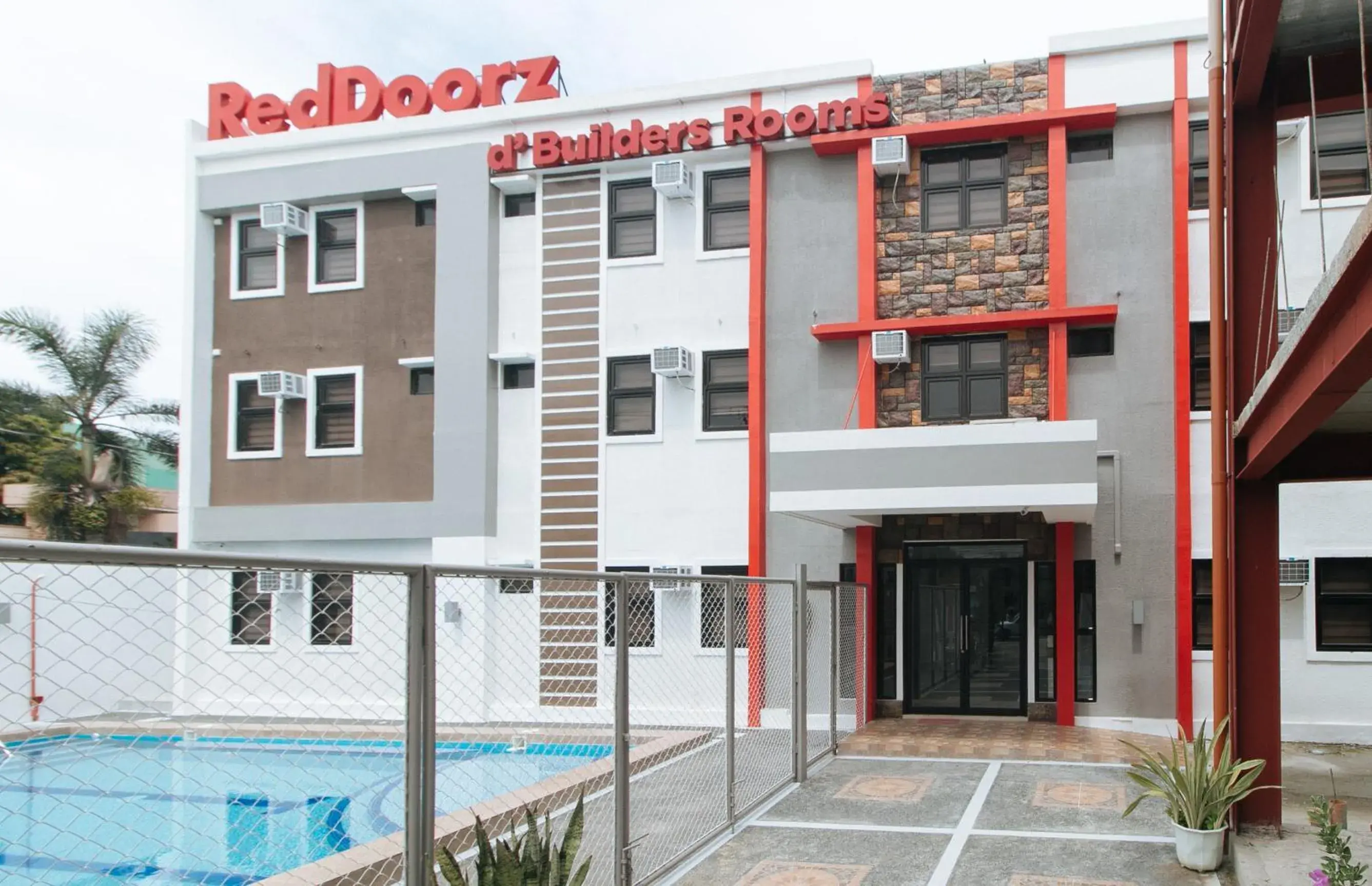 Facade/entrance in RedDoorz Plus at DBuilders Poblacion BGC Facade/entrance in RedDoorz Plus at DBuilders Poblacion BGC