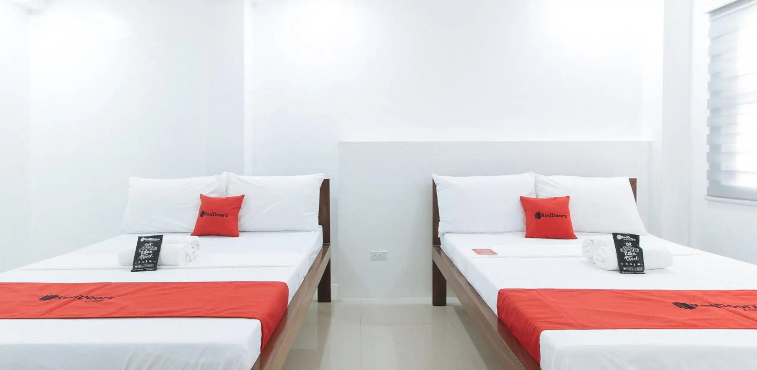 Bedroom, Bed in RedDoorz Plus at DBuilders Poblacion BGC Bedroom, Bed in RedDoorz Plus at DBuilders Poblacion BGC