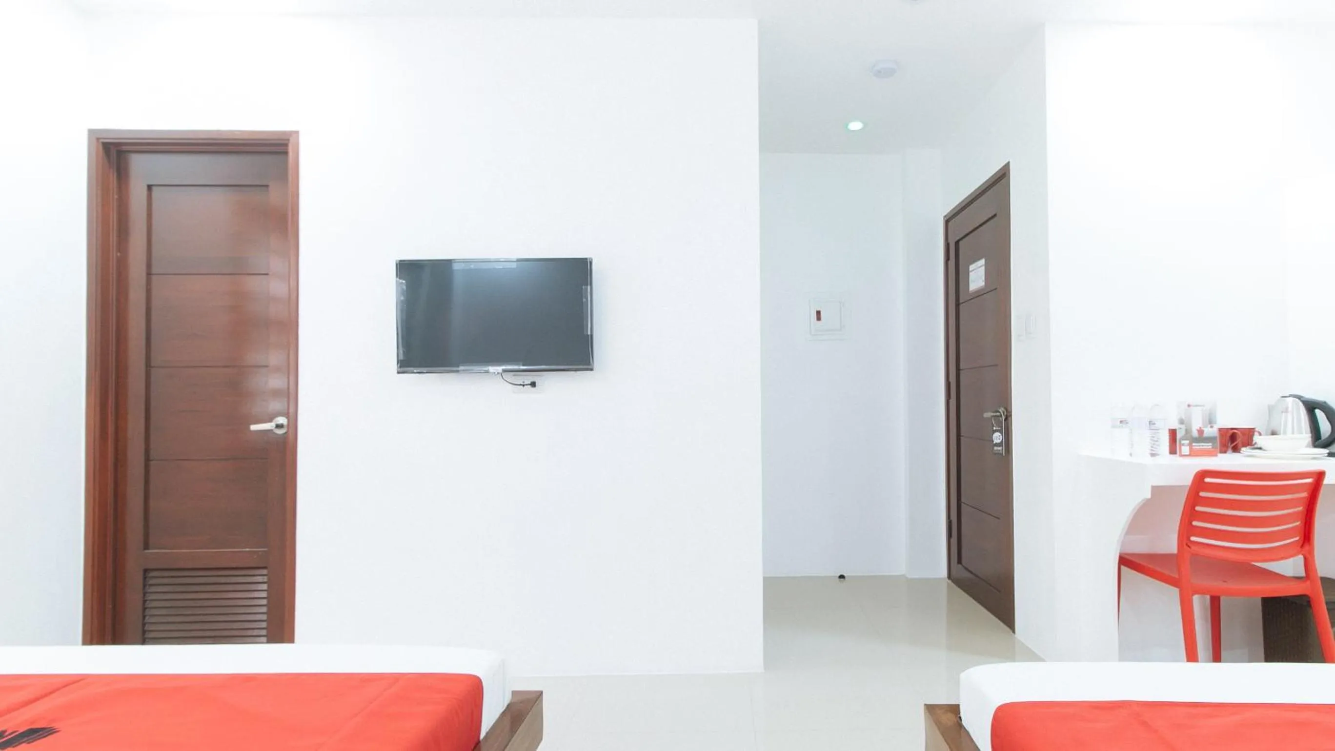 TV and multimedia in RedDoorz Plus at DBuilders Poblacion BGC