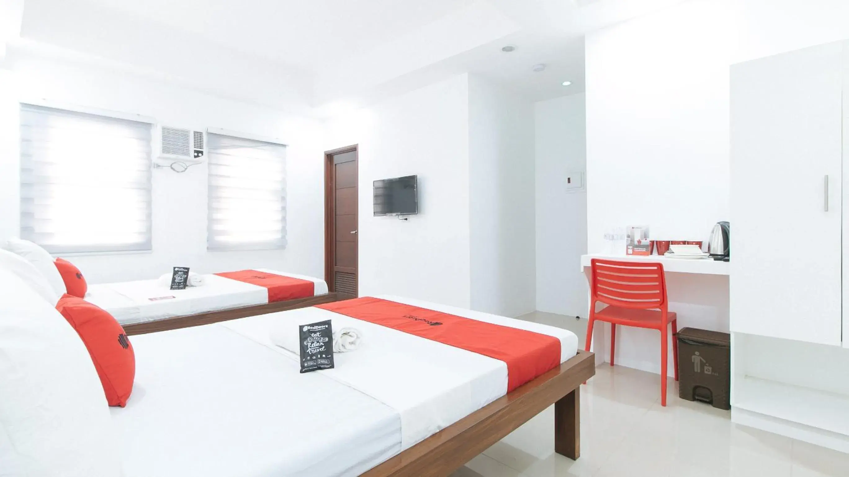 TV and multimedia, Bed in RedDoorz Plus at DBuilders Poblacion BGC TV and multimedia, Bed in RedDoorz Plus at DBuilders Poblacion BGC