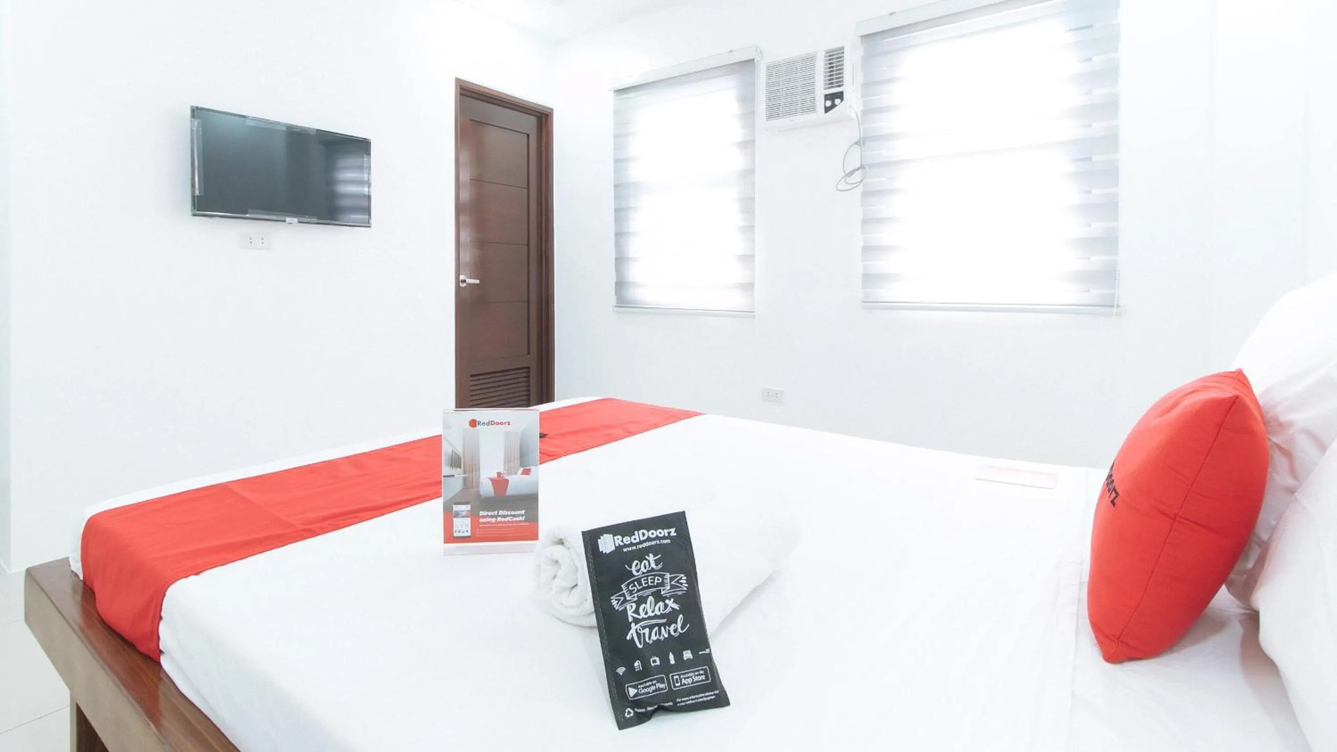 TV and multimedia, Bed in RedDoorz Plus at DBuilders Poblacion BGC