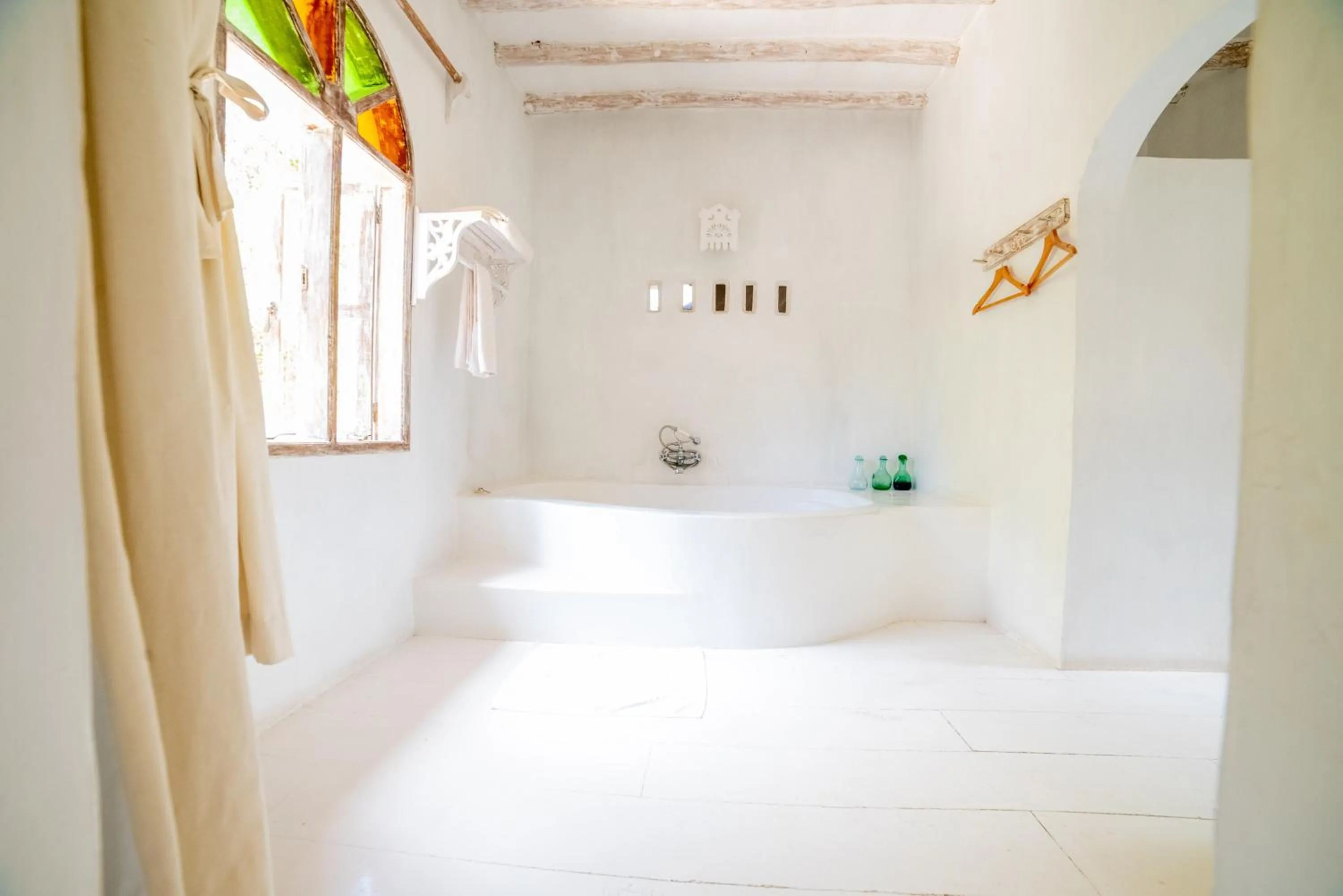 Bathroom, Bed in Msambweni Beach House and Private Villas
